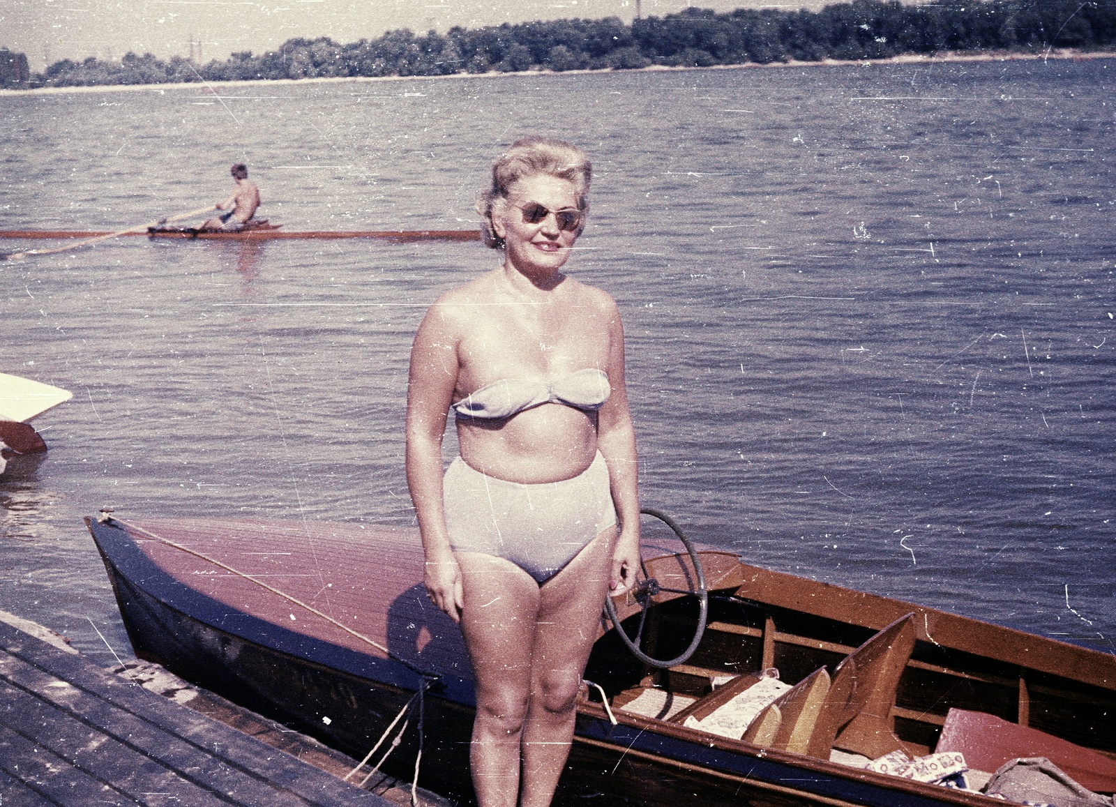 Hungary, Budapest III., Római part., 1964, Kollányi Ágoston, portrait, bathing suit, colorful, water surface, summer, shades, motorboat, shore, woman, paddling, shore, Budapest, Fortepan #57512