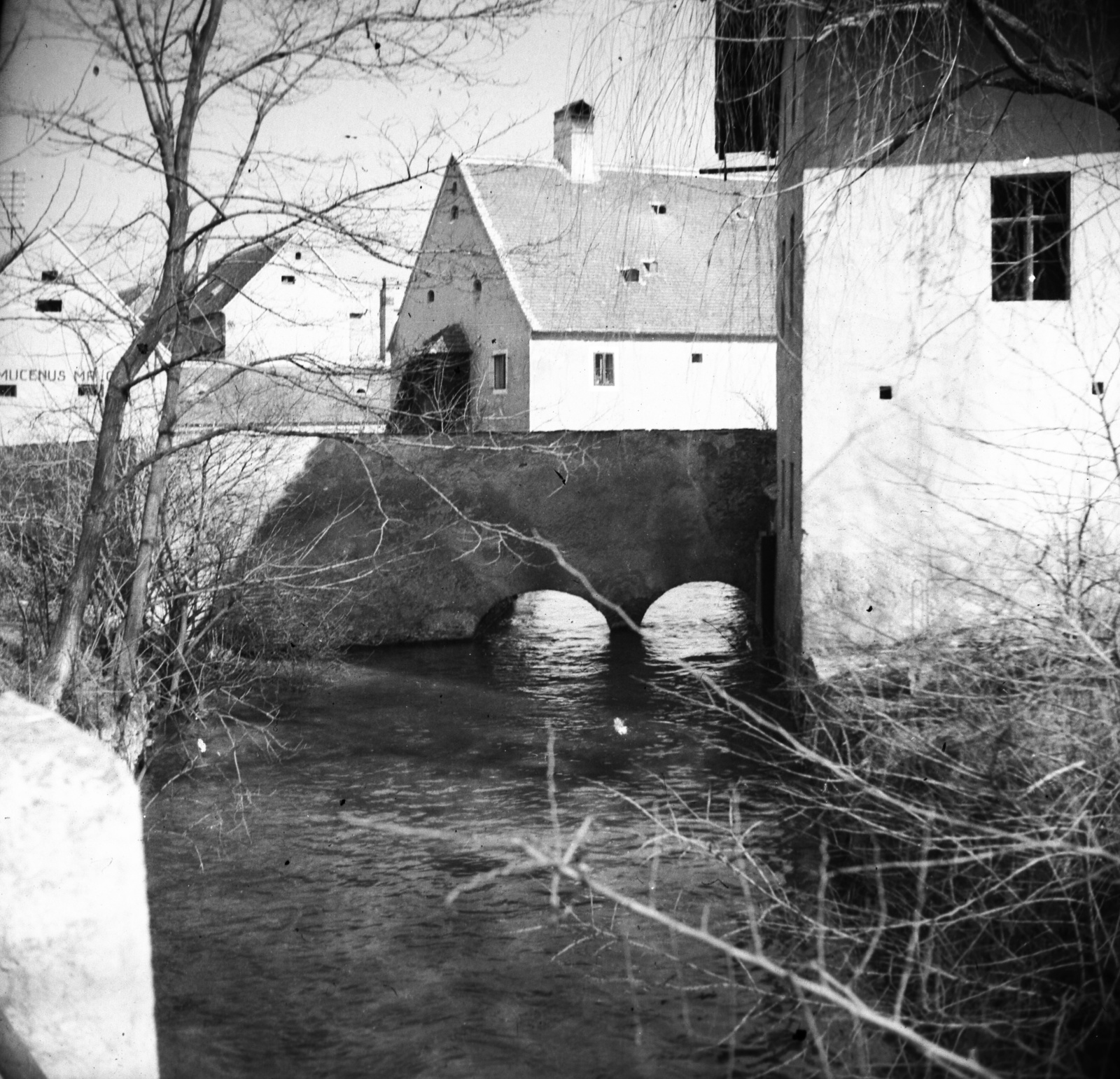 Hungary, Tata, a Malom-patak a Bartók Béla út felől, háttérben a Nepomucenus- (más néven Gödör-, vagy Völgyi-) malom., 1942, Kollányi Ágoston, arch bridge, Fortepan #57530