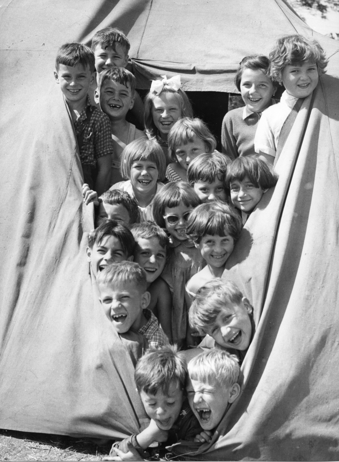Hungary, Budapest XVI., Margit utca, az Ikarus gyár kultúrotthona melletti sportpálya, napközis sátortábor a dolgozók gyerekeinek., 1961, Fortepan, tent, kids, Budapest, peeking, Fortepan #57574