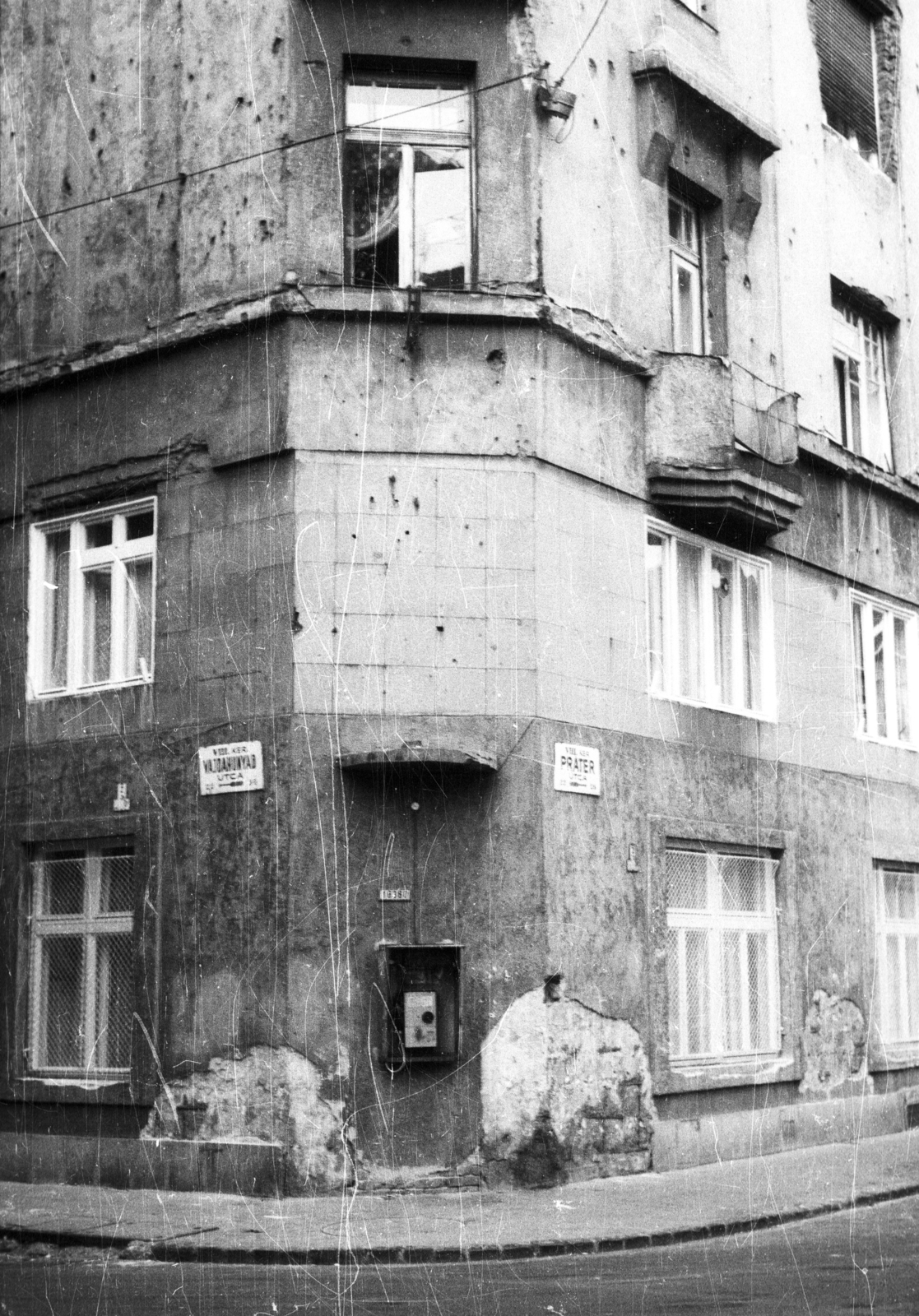 Hungary, Budapest VIII., Práter utca és Vajdahunyad utca sarok., 1988, tm, telephone, Budapest, bullet hole, Fortepan #5759