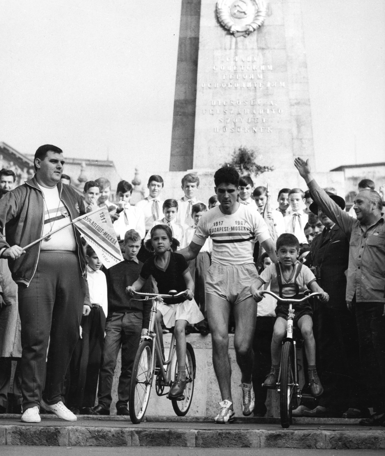 Magyarország, Budapest V., Szabadság tér, a szovjet hősi emlékmű előtt Schirilla György, a Budapest-Moszkva szupermaraton startjánál., 1967, Fortepan, sport, kerékpár, futás, futóverseny, Budapest, Fortepan #57591