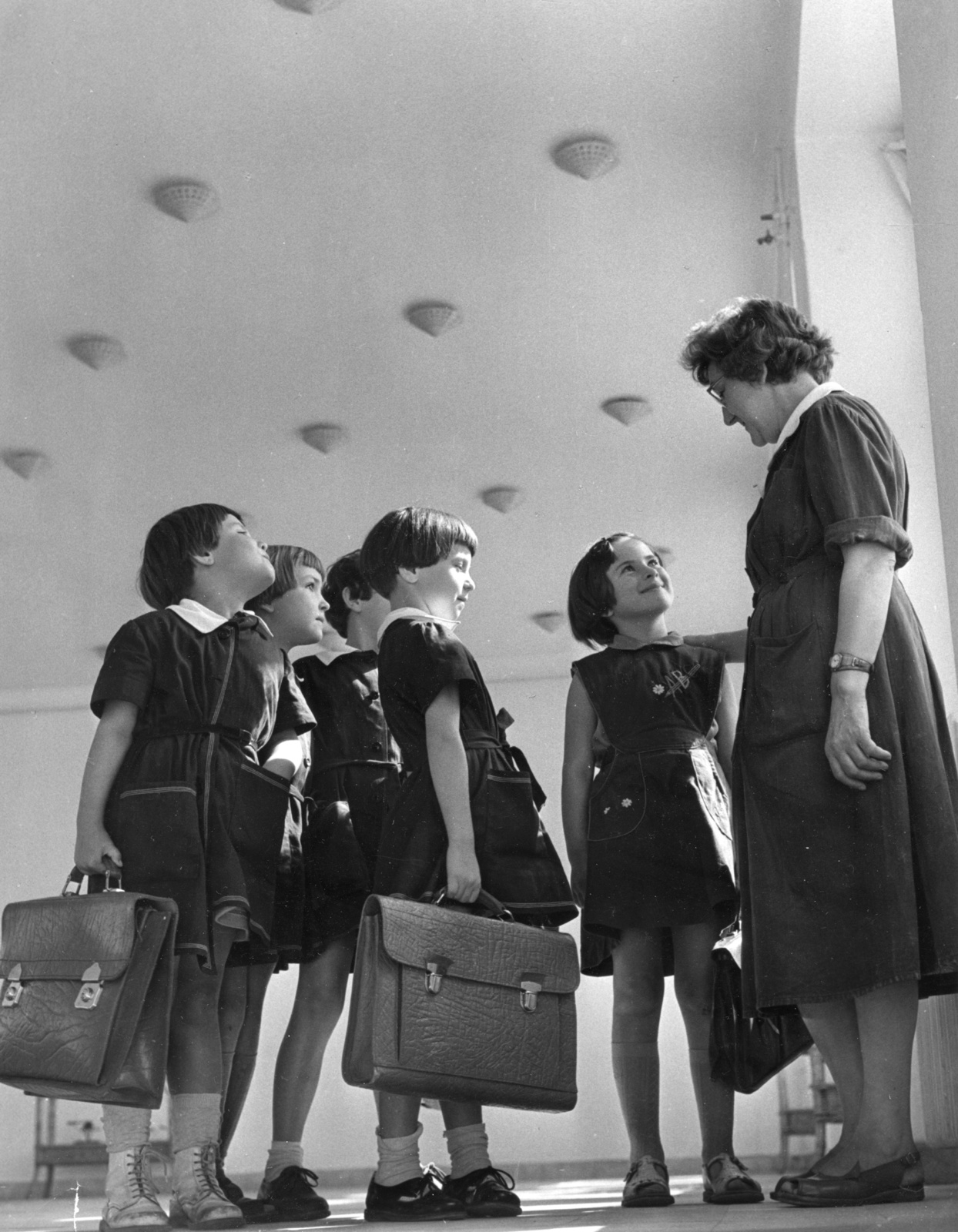 1964, Fortepan, kids, woman, schoolbag, girl, teacher, Fortepan #57603