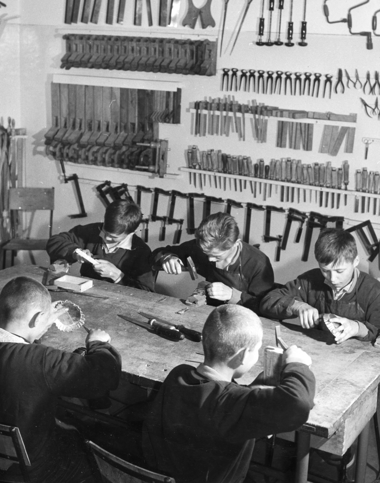 Hungary, Dunaújváros, Ságvári Endre Általános Iskola (később a Szilágyi Erzsébet Általános Iskola és a Hild József Speciális Szakközépiskola és Kollégium), politechnika óra., 1964, Fortepan, education, tableau, workshop, work, tool, boys, Fortepan #57607