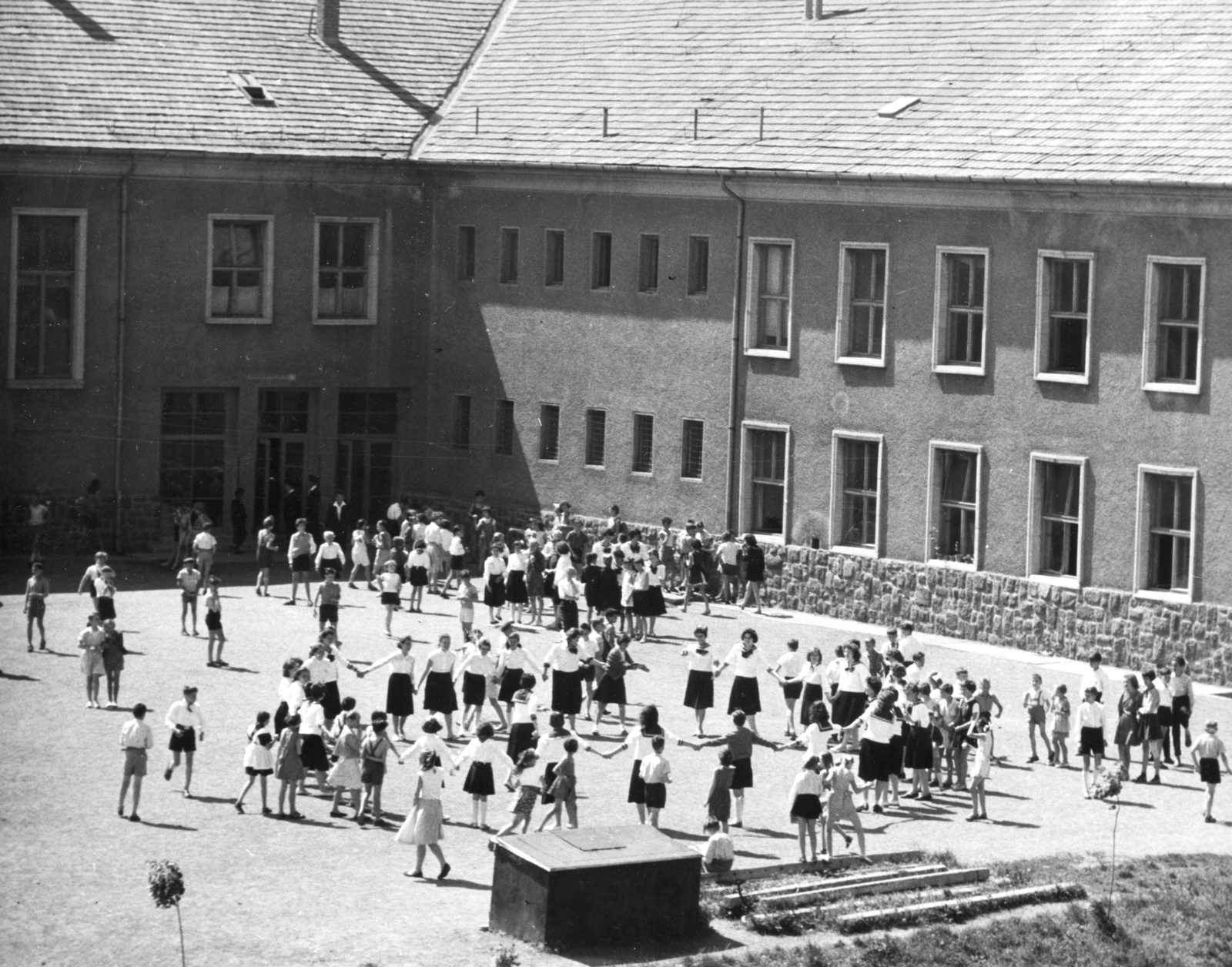 Hungary, Komló, Bányász utca 1., Gagarin Általános Iskola., 1963, Fortepan, school, kids, school yard, Fortepan #57624