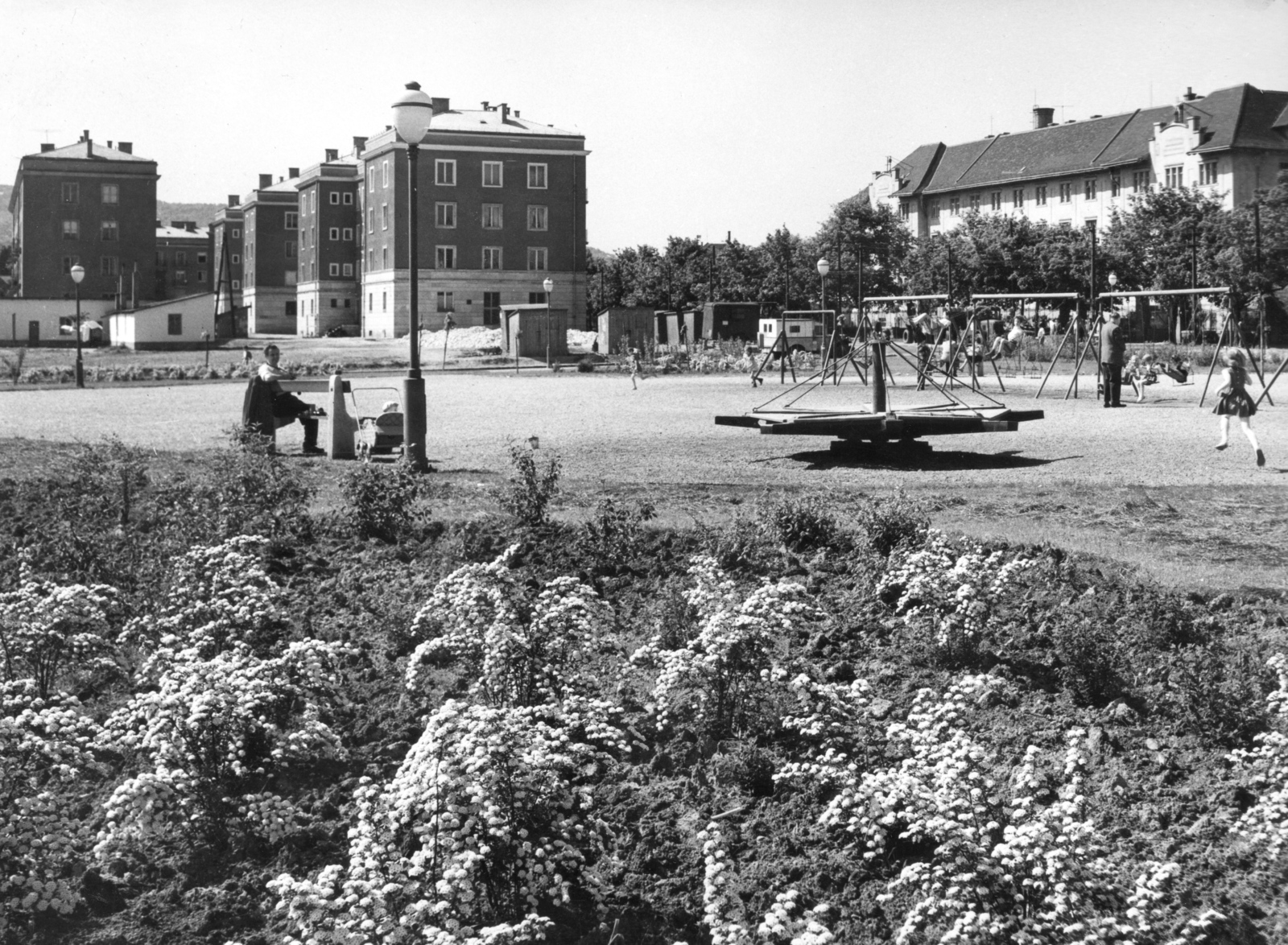 Hungary, Budapest XI., park a Feneketlen-tó mellett. Szemben a Tas vezér utca. Jobbra a Villányi úton a Kertészeti és Szőlészeti Főiskola épülete (később Szent István Egyetem, majd Magyar Agrár- és Élettudományi Egyetem, Budai Campus)., 1960, Fortepan, playground, Budapest, Fortepan #57626