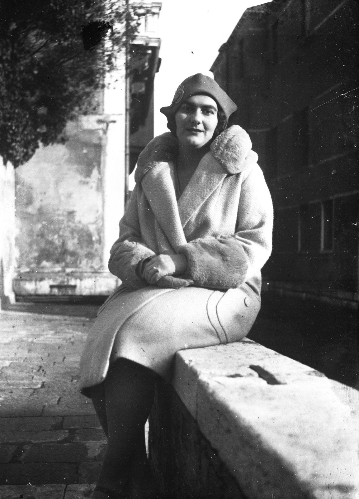 Italy, Venice, Fondamenta Razzonico a Canal Grande felé nézve., 1920, Teodoro Wolf-Ferrari, portrait, sitting on a wall, Fortepan #57652