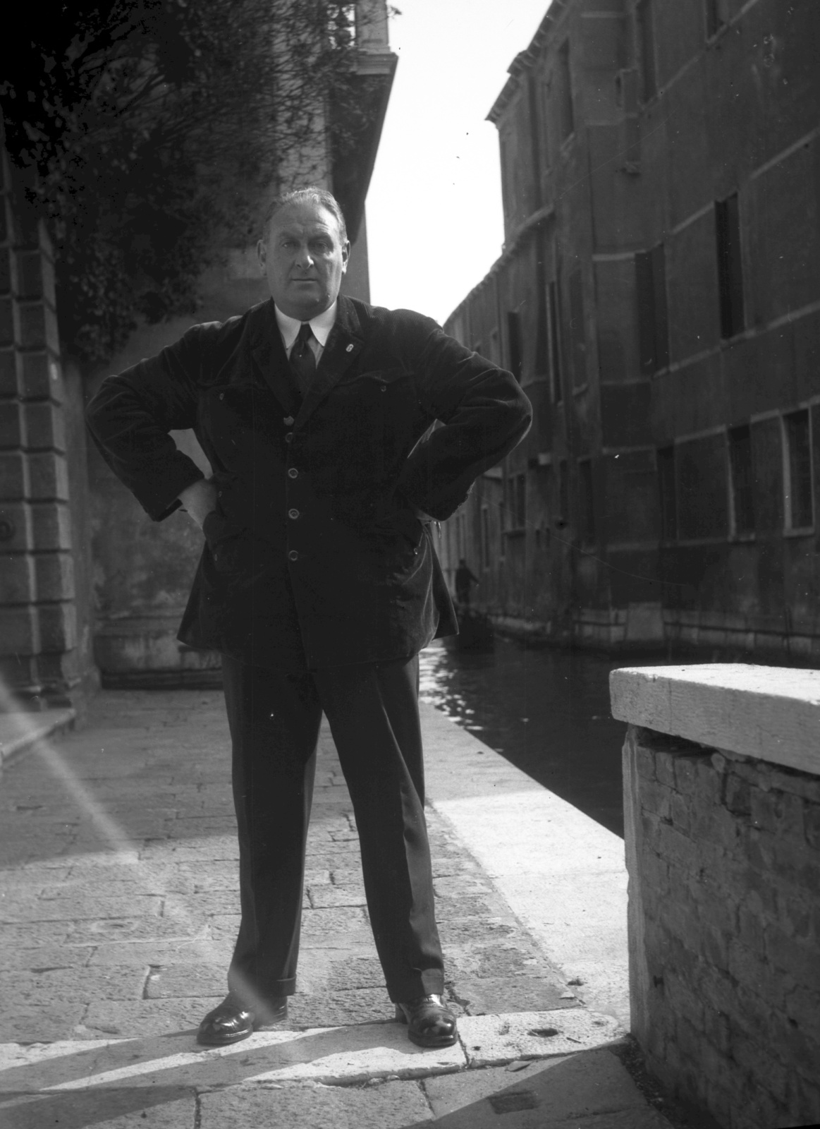 Olaszország, Velence, Fondamenta Razzonico a Canal Grande felé nézve, balra a Ca' Razzonico bejárata., 1932, Teodoro Wolf-Ferrari, csípőre tett kéz, Fortepan #57664