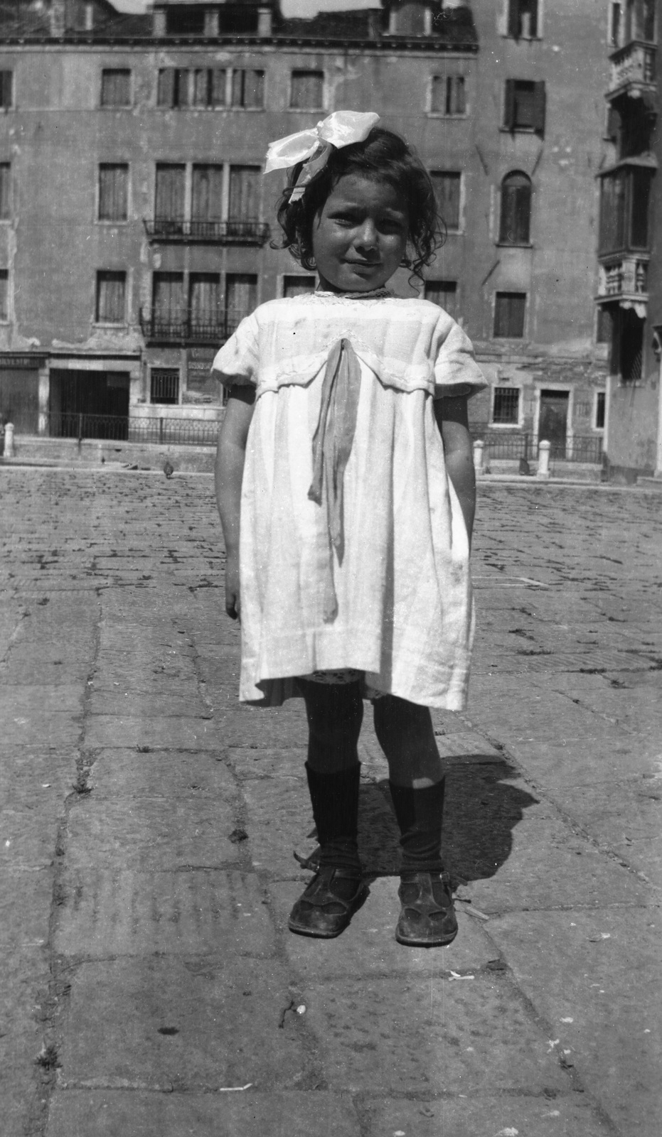 Italy, Venice, Campo dei Frari a Fondementa Frari felé nézve., 1928, Teodoro Wolf-Ferrari, portrait, girl, ribbon, Fortepan #57684