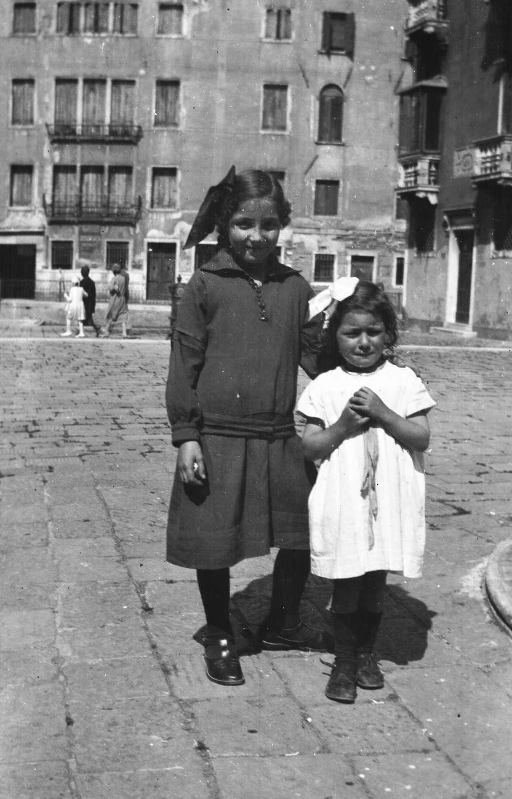 Italy, Venice, Campo dei Frari a Fondementa Frari felé nézve., 1928, Teodoro Wolf-Ferrari, girl, ribbon, double portrait, Fortepan #57690