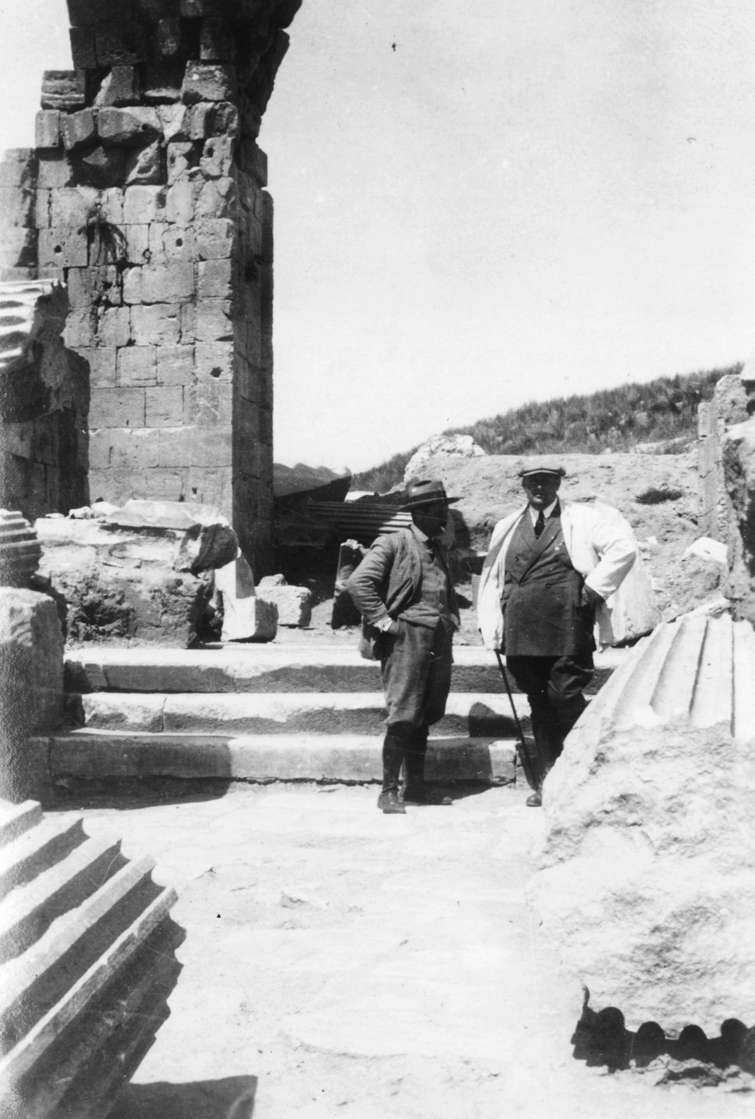 Libia, Leptis Magna, jobbra Teodoro Wolf Ferrari festőművész., 1926, Teodoro Wolf-Ferrari, rom, antik kultúra, Fortepan #57730
