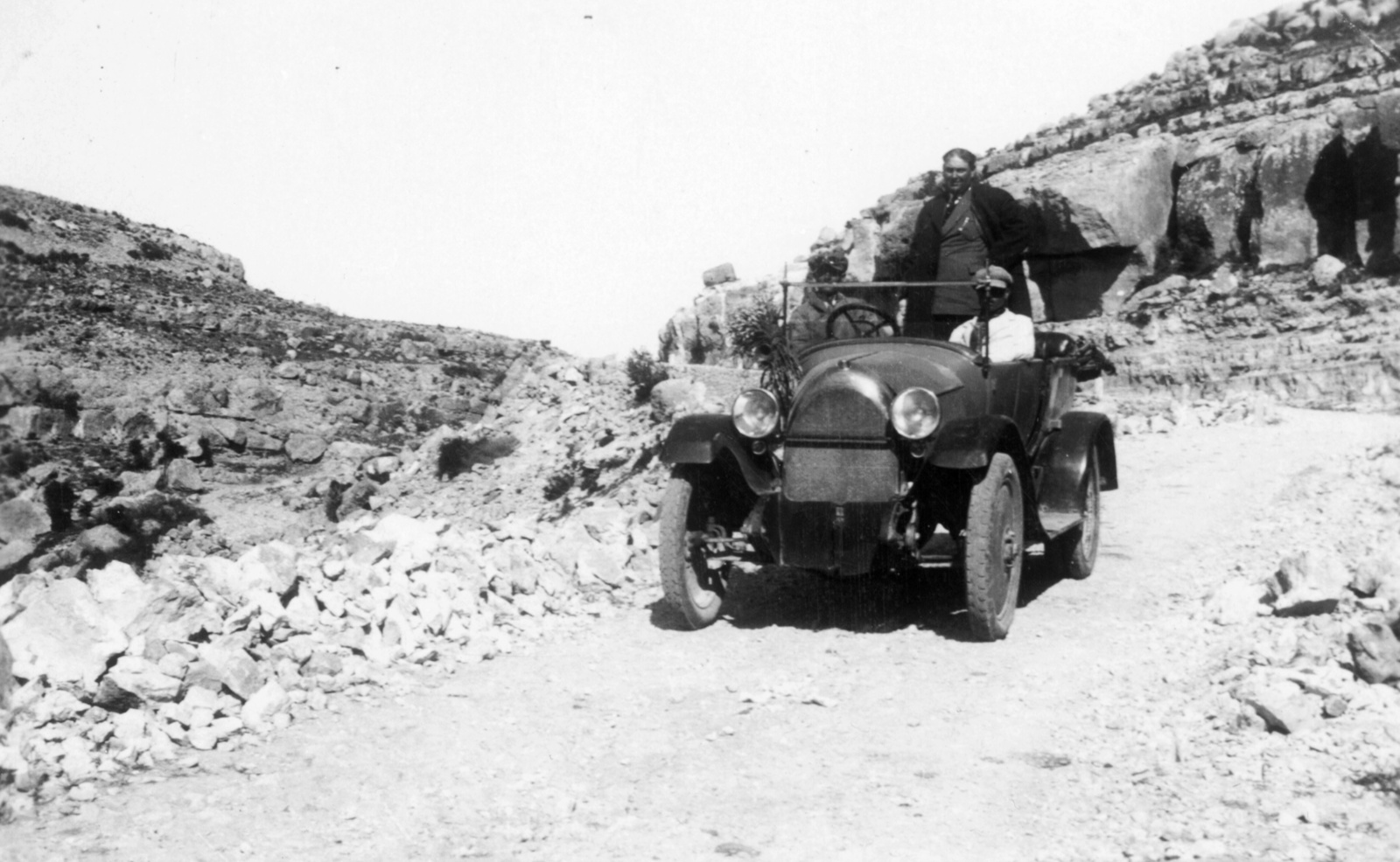 Libia, a személygépkocsiban Teodoro Wolf Ferrari festőművész áll., 1926, Teodoro Wolf-Ferrari, automobil, Fortepan #57731