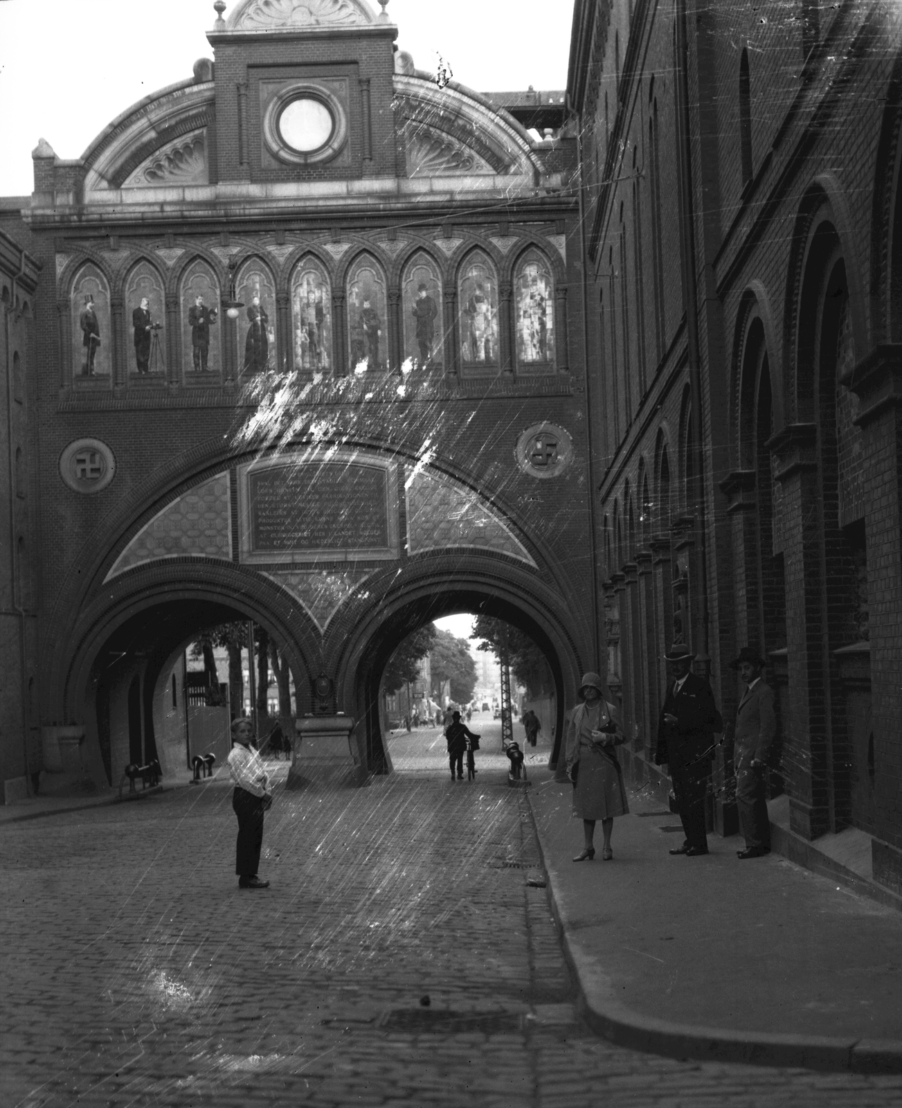 Denmark, Copenhagen, Dipylon (Kettős Kapu) a Carlsberg sörgyárban., 1932, Szathmáry István, street view, swastica, arch, gateway, Vilhelm Dahlerup-design, Fortepan #57763