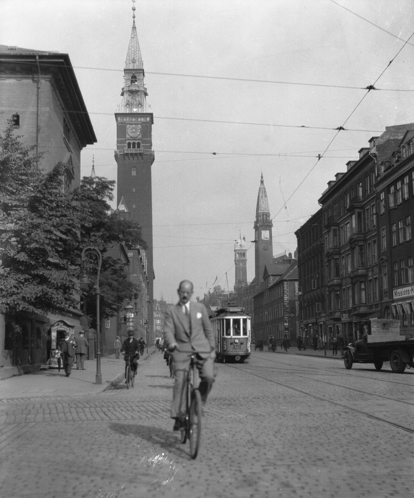 Dánia, Koppenhága, a Vester Voldgade a Stormgade-től a Radhuspladsen felé nézve., 1932, Szathmáry István, kerékpár, teherautó, utcakép, szálloda, életkép, villamos, középület, Art Nouveau, Anton Rosen-terv, Martin Nyrop-terv, Nemzeti Romantika, Fortepan #57766