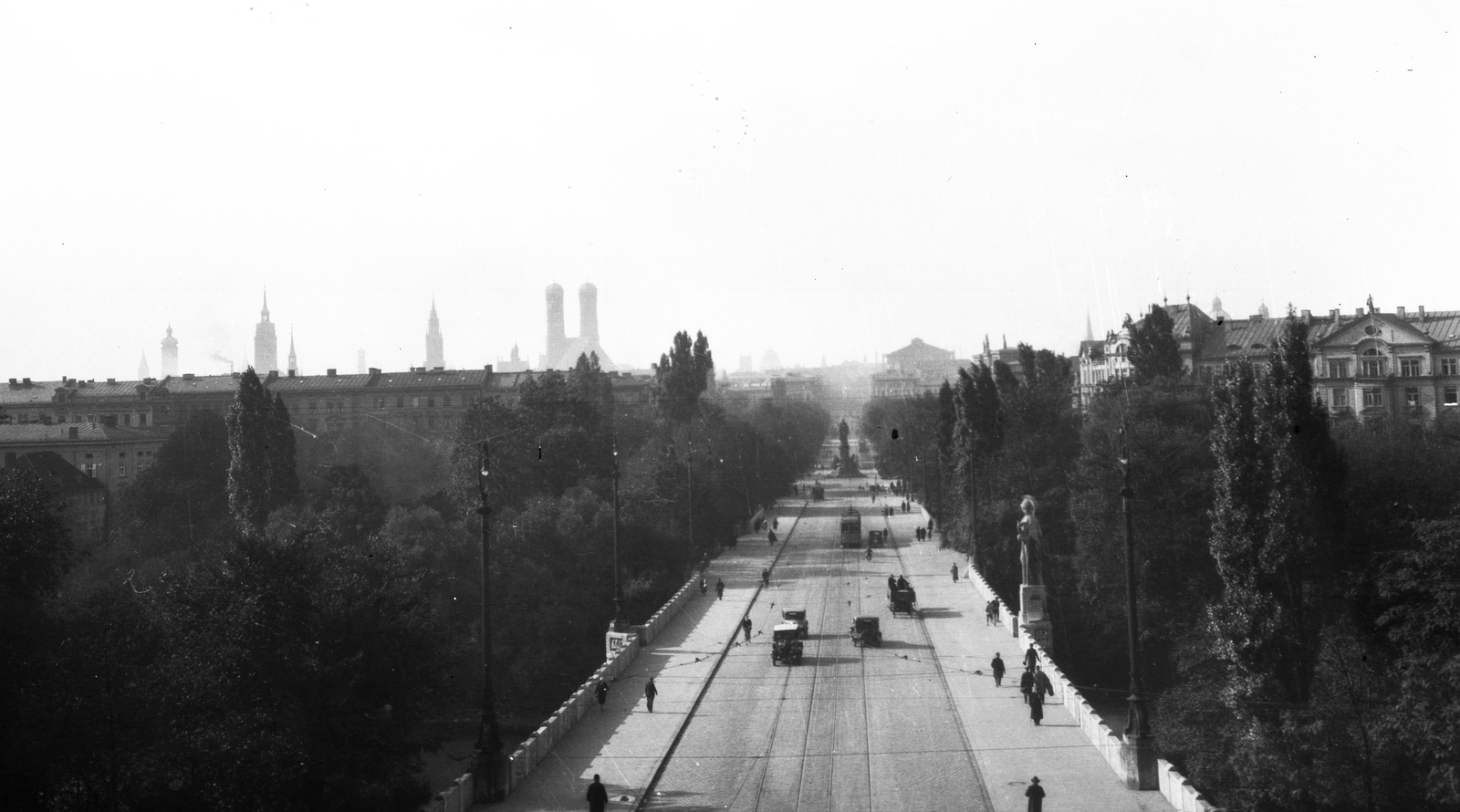 Németország, München, látkép a városra a Maximilianeum - tól. Előtérben a Maximiliansbrücke, háttérben a Miasszonyunk-templom (Frauenkirche) tornyai látszanak., 1934, Szathmáry István, híd, villamos, látkép, sugárút, Fortepan #57770