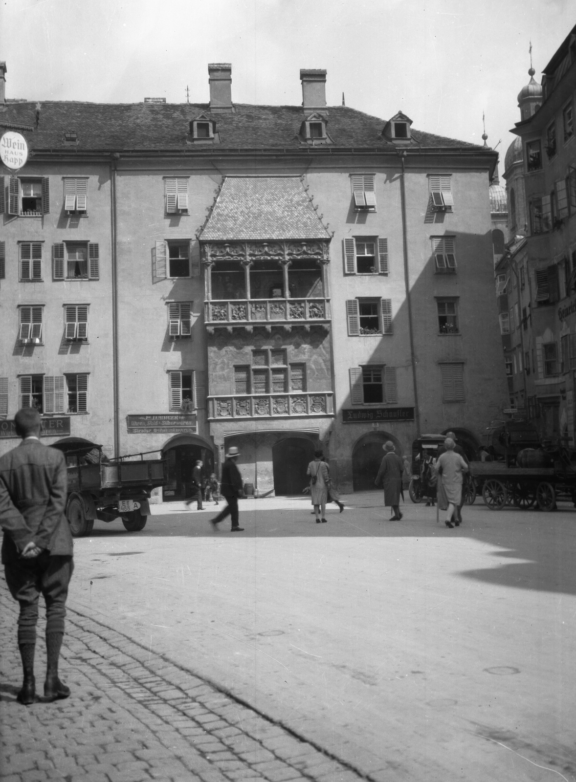 Ausztria, Innsbruck, Herzog Friedrich Strasse, Aranytetős ház (Goldenes Dachl) ., 1934, Szathmáry István, teherautó, kockakő, középület, erkély ablak, Nikolaus Türing the Elder-terv, Fortepan #57771