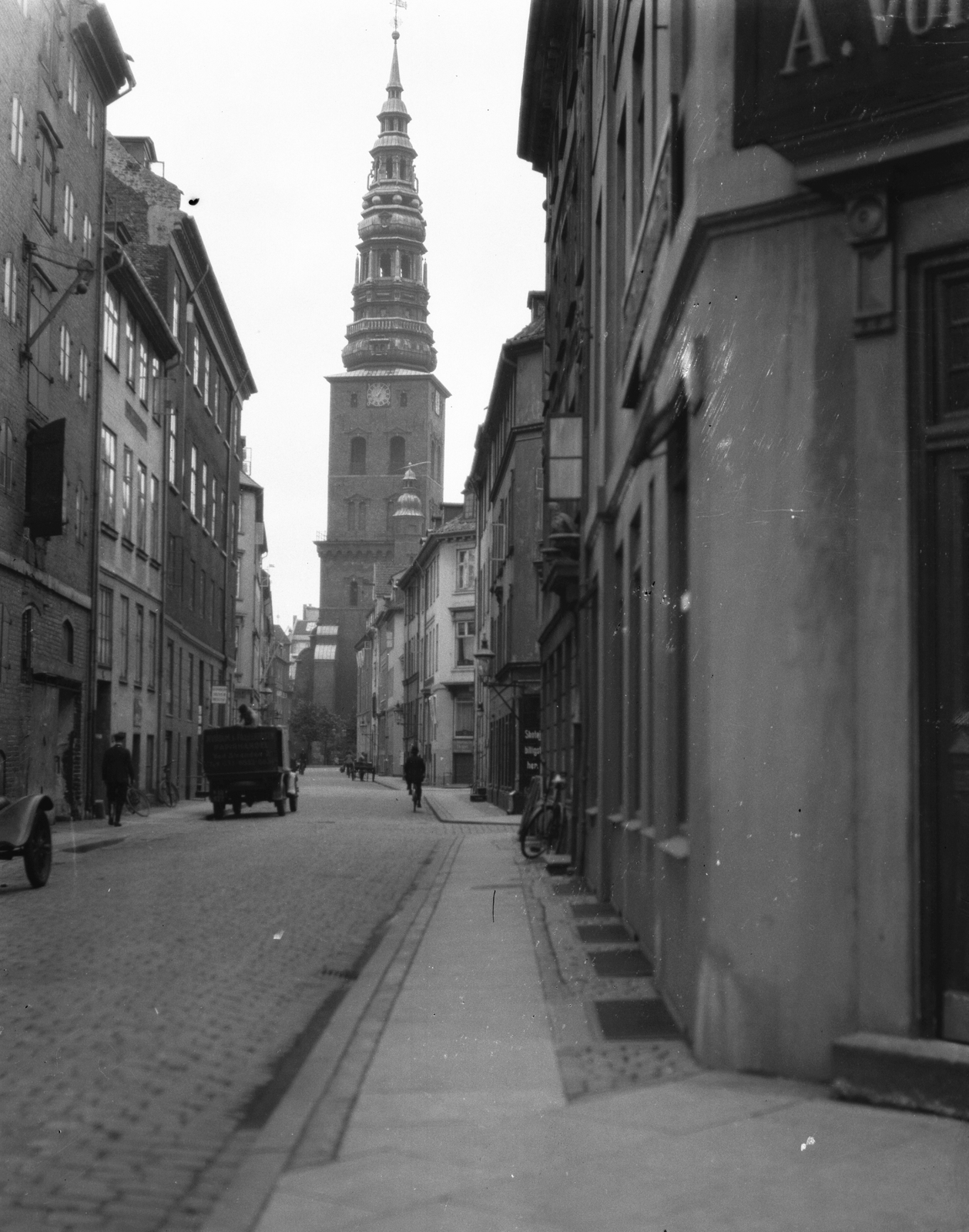 Dánia, Koppenhága, az Admiralgade a Holmens Kanal felől nézve. Háttérben a Szent Miklós-templom., 1932, Szathmáry István, templom, utcakép, kerékpár, Fortepan #57777