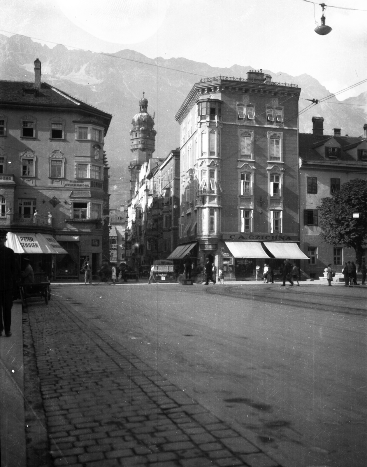 Austria, Innsbruck, Maria Theresien Strasse, szemben a Herzog Friedrich Strasse és a városi torony (Stadtturm)., 1933, Szathmáry István, Fortepan #57785