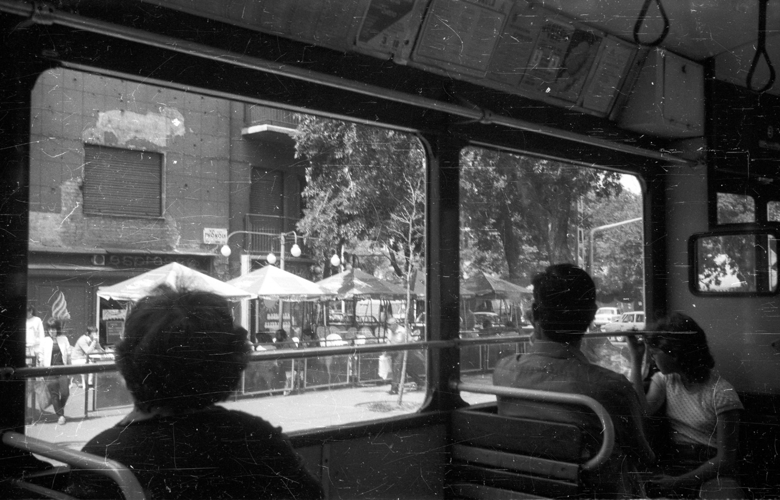 Magyarország, Budapest XIV., Thököly út - Stefánia (Népstadion) út sarok egy villamosból nézve., 1980, Pálinkás Zsolt, Budapest, utastér, bámészkodás, Fortepan #57801