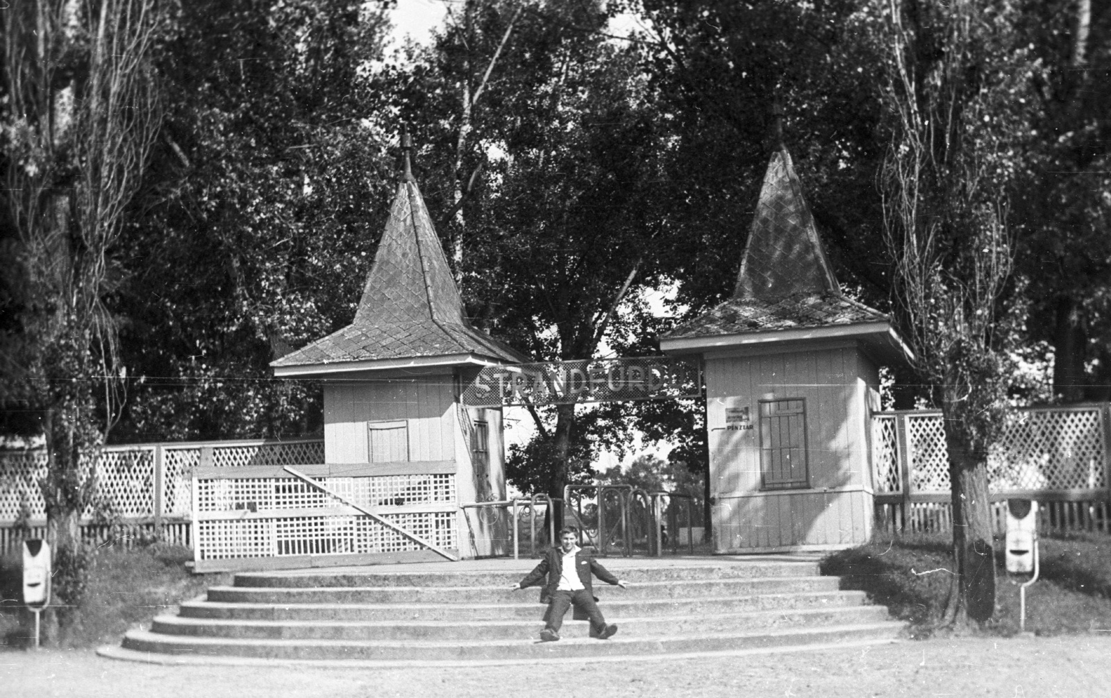 Hungary, Nyíregyháza, sóstói Strandfürdő., 1967, Pálinkás Zsolt, sitting on stairs, Fortepan #57808