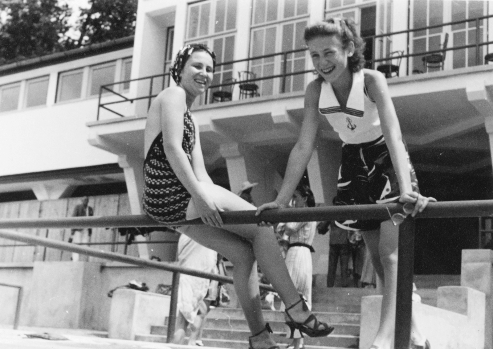 Romania,Transylvania, Sovata, Szovátafürdő, Medve-tó., 1942, Botár Angéla, fashion, beach, bathing suit, youth, railing, women, fun, sitting on a handrail, Fortepan #57844