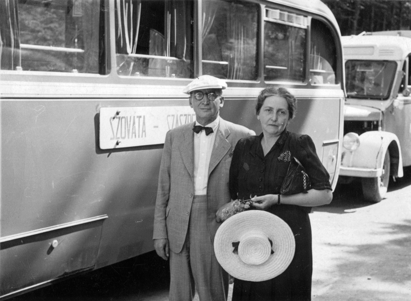 Romania,Transylvania, Sovata, Szovátafürdő., 1942, Botár Angéla, bus, straw hat, cap, man and woman, destination sign, Fortepan #57847