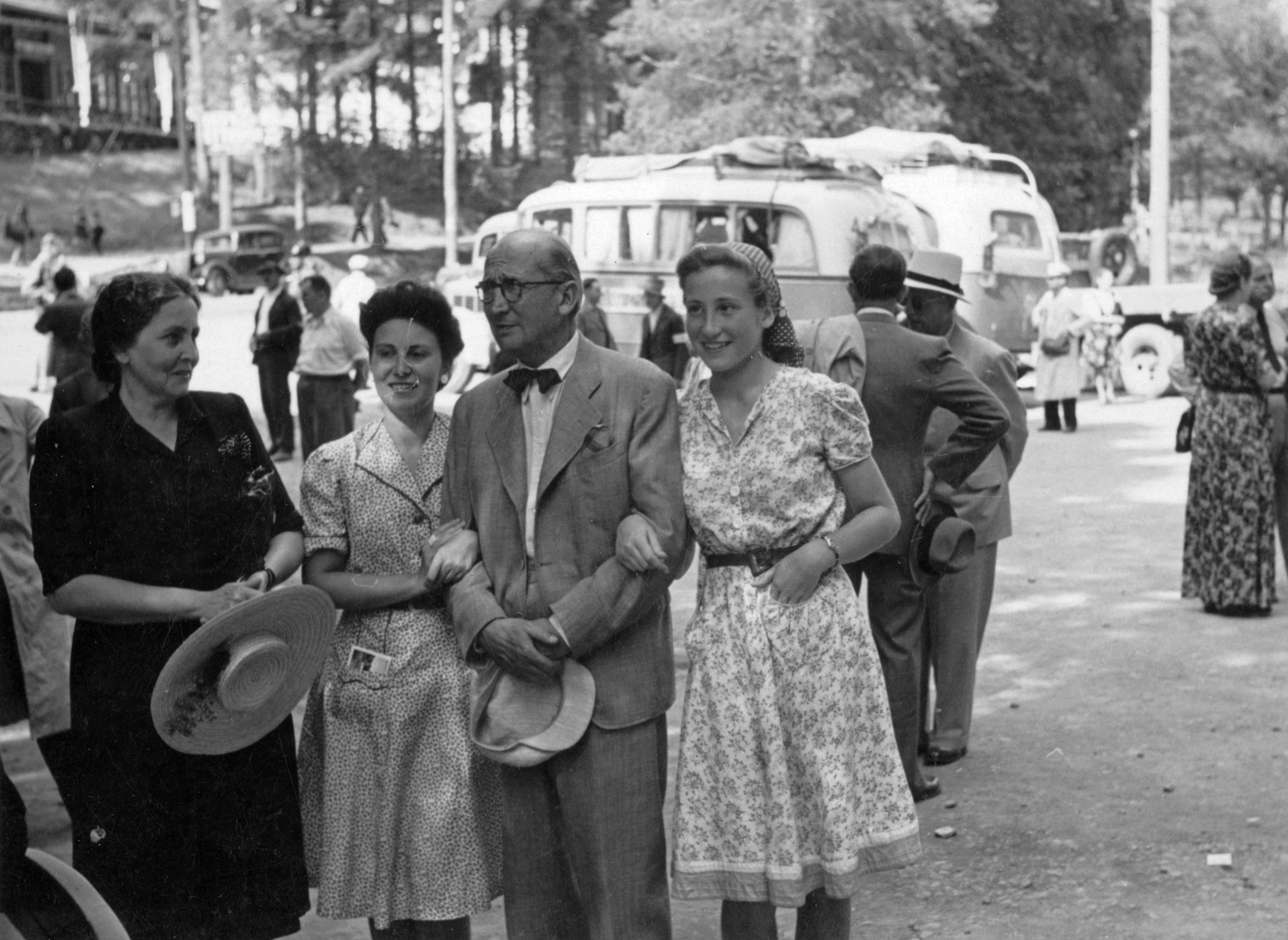 Romania,Transylvania, Sovata, Szovátafürdő., 1942, Botár Angéla, bus, straw hat, passenger, summer dresses, Fortepan #57848