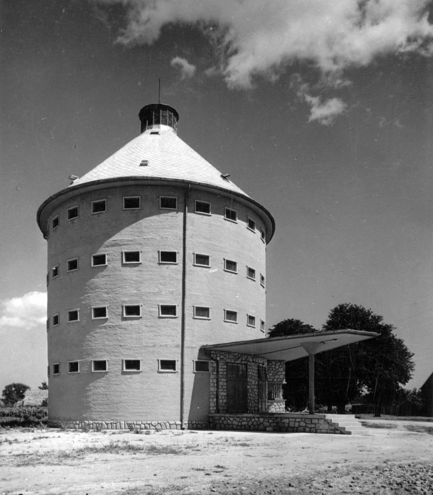 Magyarország, Sopronhorpács, Növénynemesítési és Növénytermesztési Kutató Intézet, „körmagtár”., 1955, Botár Angéla, építészet, magtár, Fortepan #57860