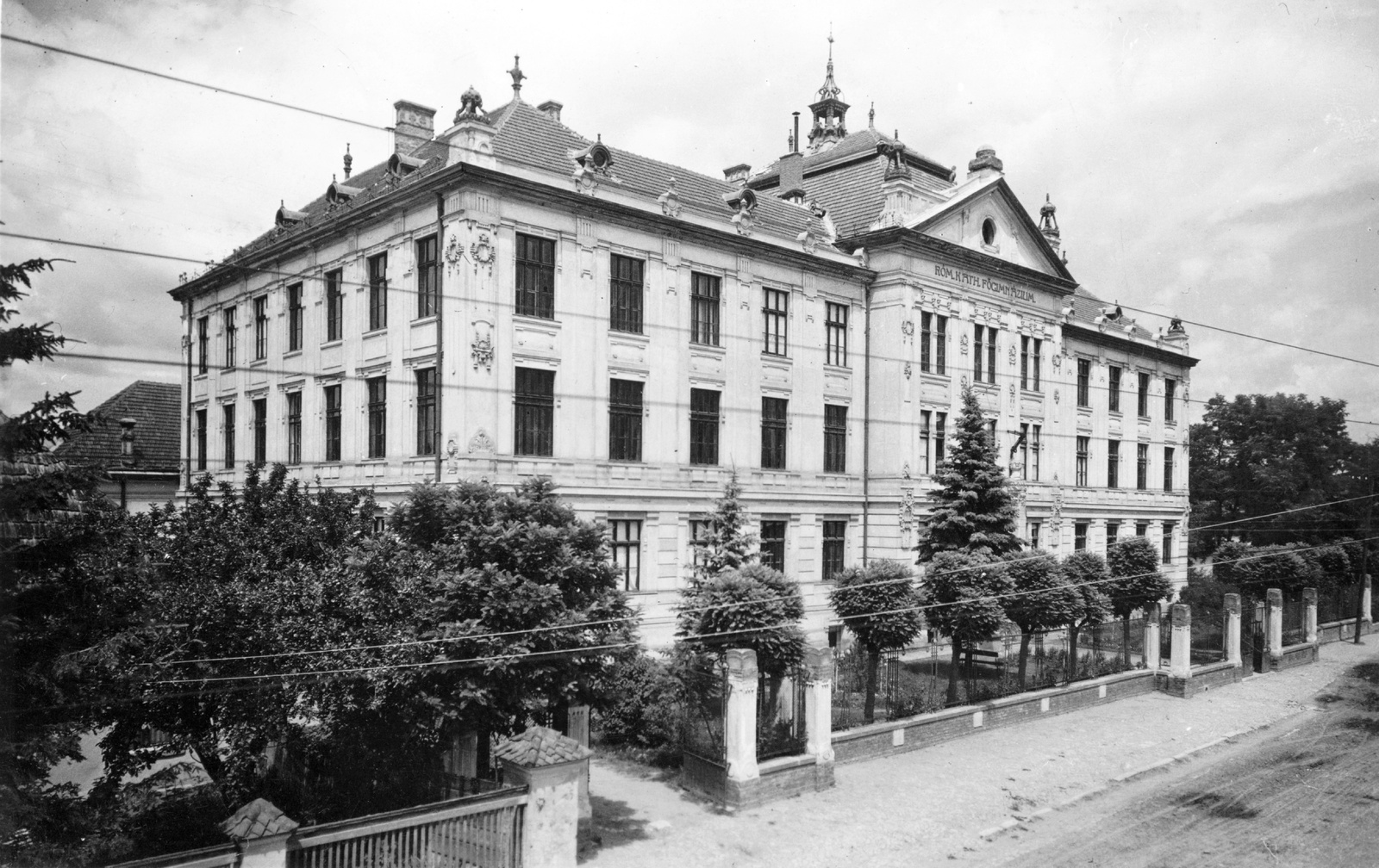 Romania,Transylvania, Târgu Secuiesc, Strada Kanta 23., Nagy Mózes Elméleti Líceum (Római Katolikus Főgimnázium)., 1940, Botár Angéla, school, street view, building, Fortepan #57861
