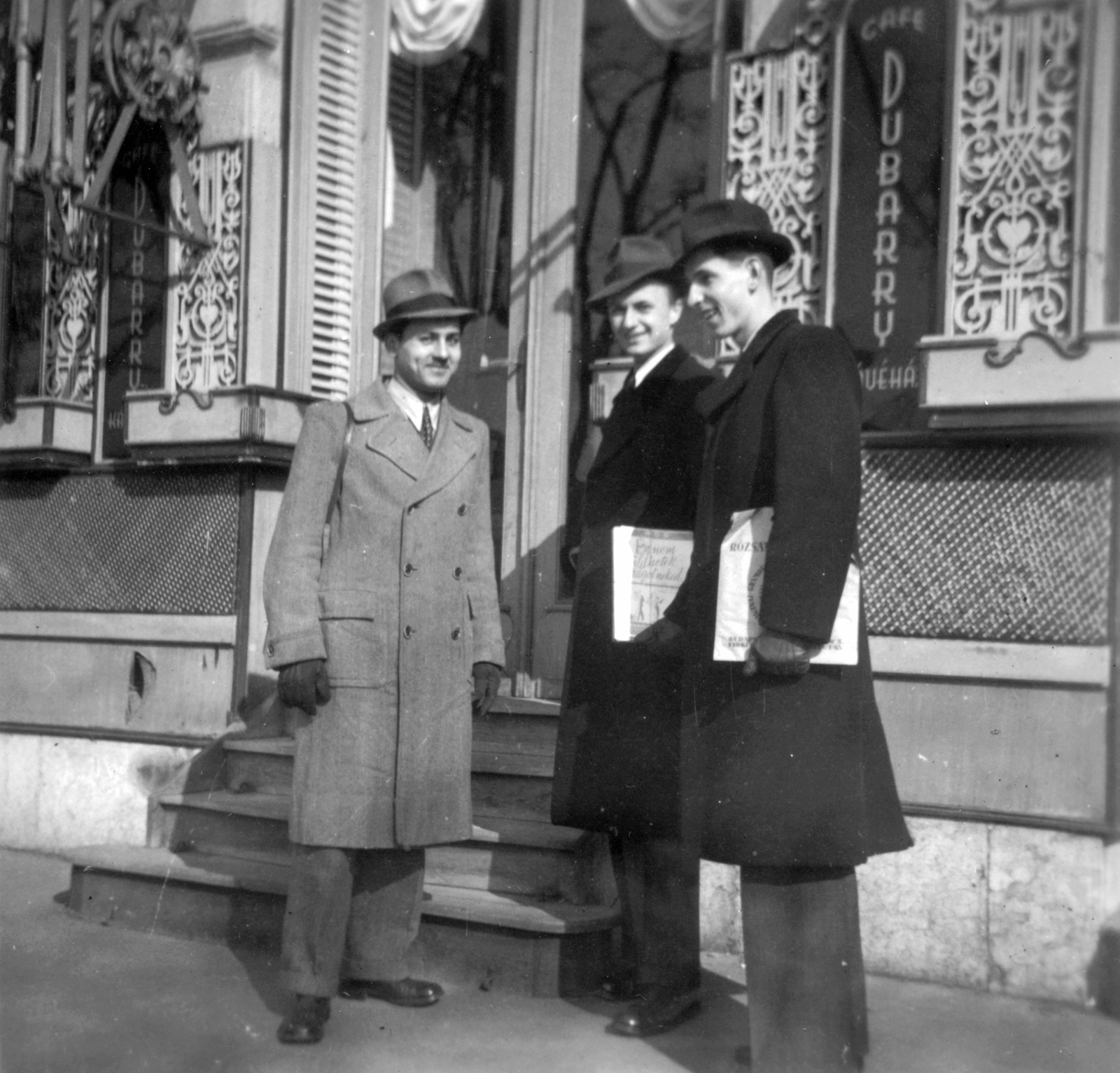 Hungary, Budapest V., Dunakorzó, Dubarry Kávéház., 1941, Botár Angéla, hat, tableau, men, record, coffee house, Budapest, Fortepan #57871