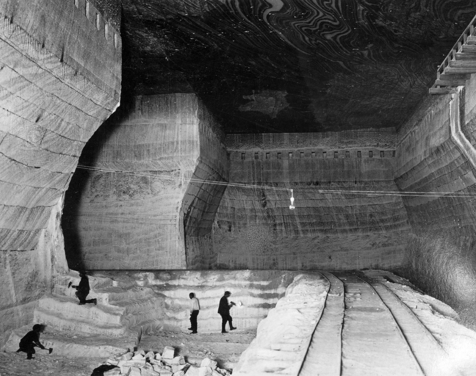 Romania,Transylvania, Ocna Mureș, sóbánya., 1930, Botár Angéla, worker, salt mine, stone mine, Fortepan #57875