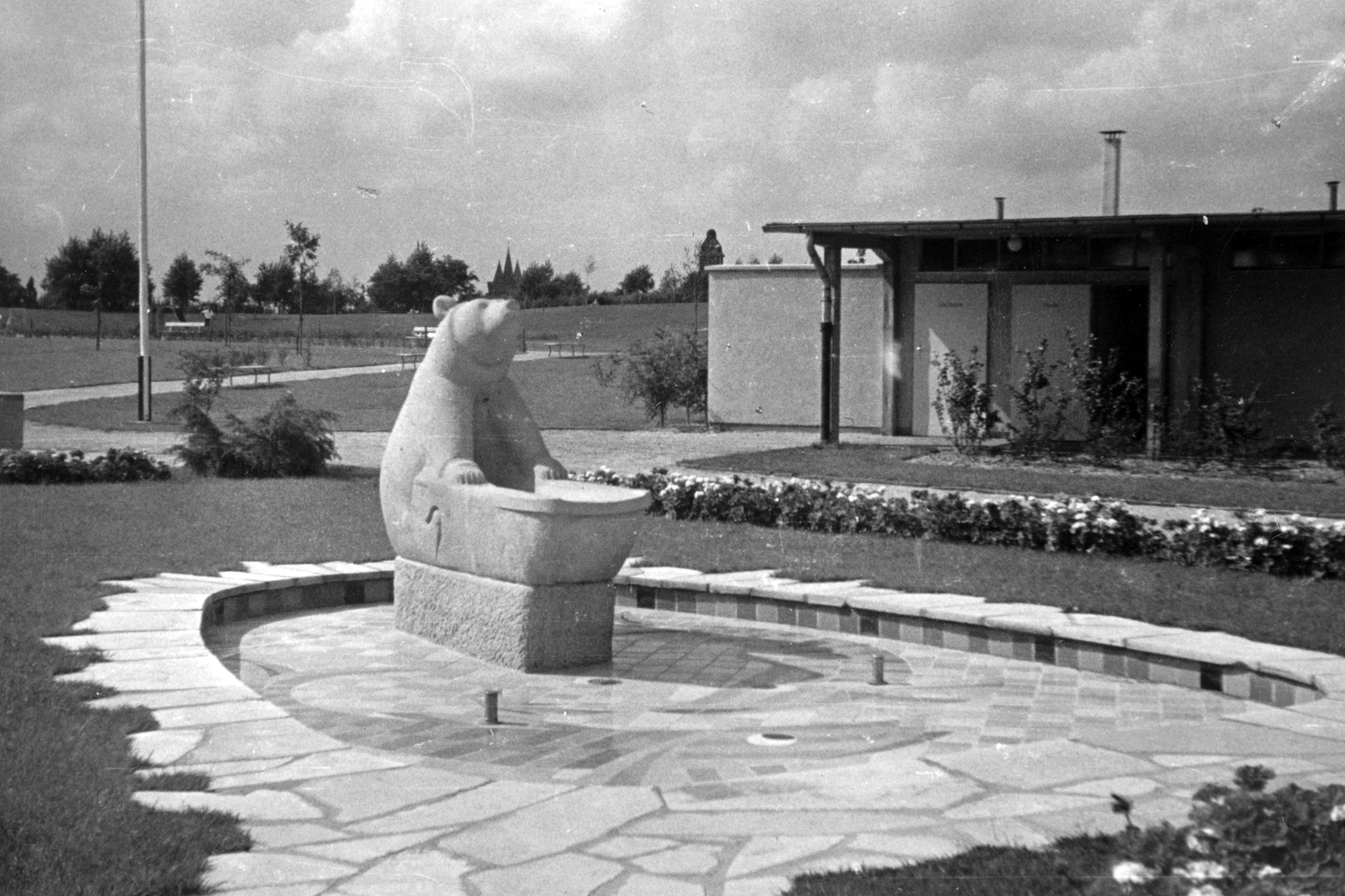 Germany, Berlin, Nyugat-Berlin, Forckenbeckstraße, Wilmersdorf strandfürdő, medvés szökőkút., 1959, Botár Angéla, fountain, sculpture, bear, Fortepan #57882