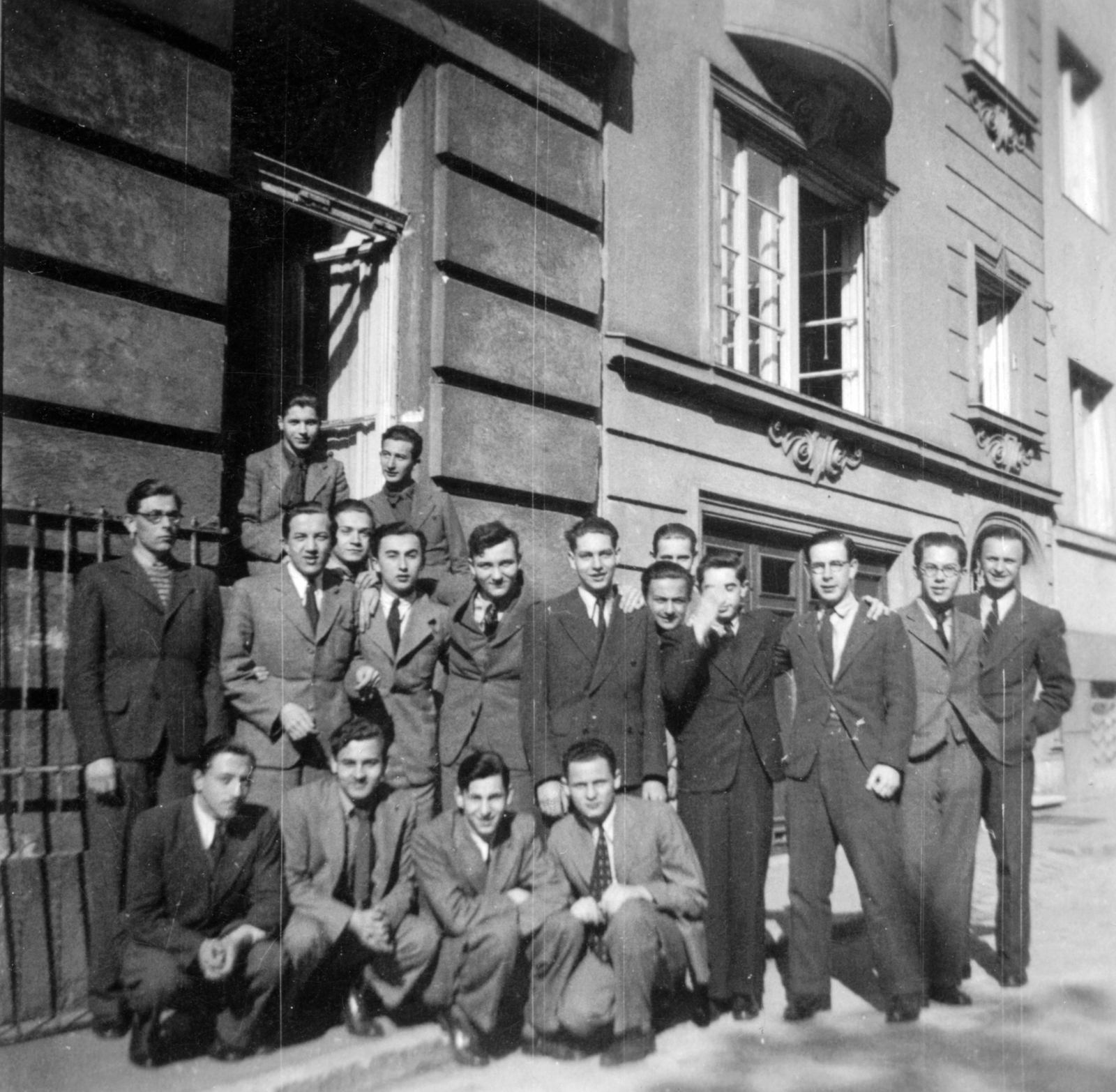 Magyarország, Budapest I., Váralja utca, a Verbőczy István (később Petőfi Sándor) Gimnázium hátsó homlokzata., 1941, Botár Angéla, fiatalság, csoportkép, férfiak, Budapest, Fortepan #57889