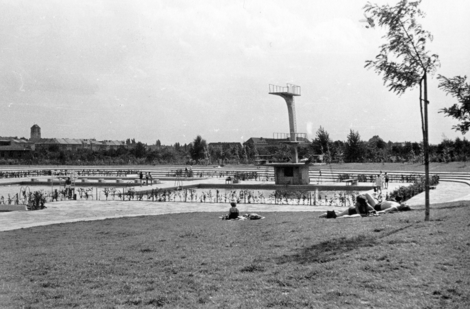 Germany, Berlin, Nyugat-Berlin, Forckenbeckstraße, Wilmersdorf strandfürdő., 1959, Botár Angéla, beach, swimming pool, diving tower, Fortepan #57897