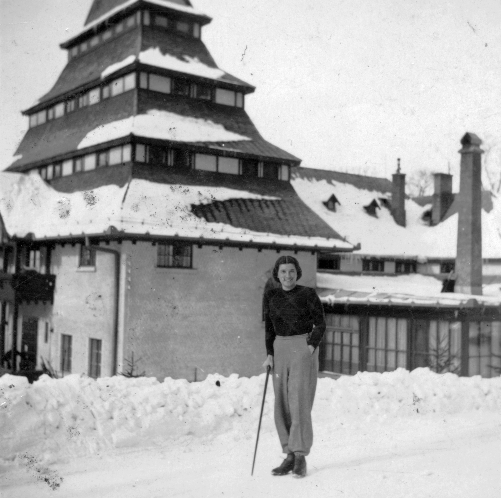 Magyarország, Mátraháza, Pagoda Hotel., 1935, Botár Angéla, portré, tél, hó, épület, turistabot, hölgy, pulóver, pagodatető, Fortepan #57900