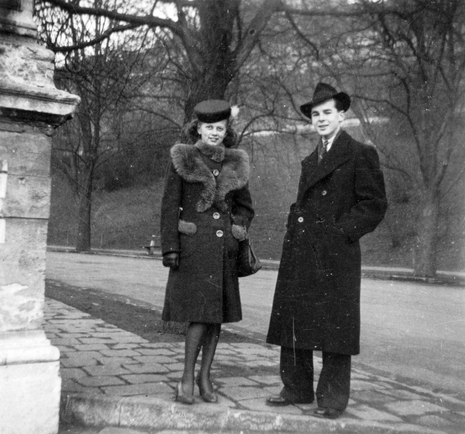 Hungary, Budapest I., Palota út a Tábor utca torkolatánál., 1937, Botár Angéla, fashion, hat, man, woman, coat, hands in pockets, Budapest, Fortepan #57902