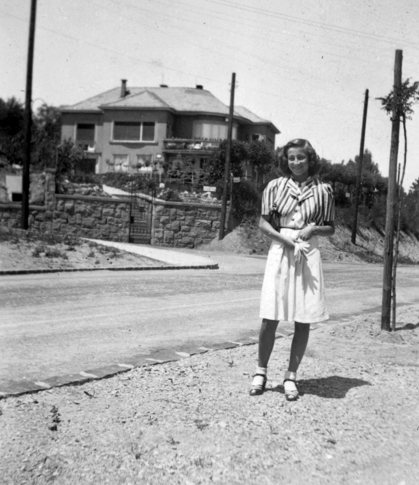Hungary, Budapest XII., Stromfeld Aurél (Pilsudski) út, szemben a Gyimes utca torkolata., 1942, Botár Angéla, fashion, street view, woman, lady, skirt, Budapest, Fortepan #57912