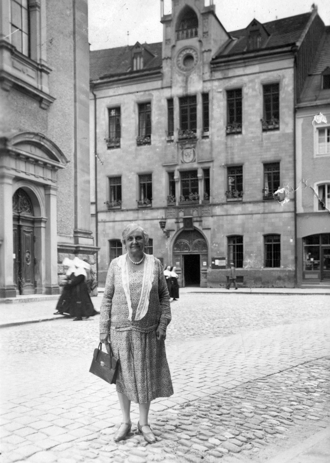 Németország, Traunstein, Stadtplatz, balra a Stadtpfarrkirche St. Oswald, szemben a Városháza., 1936, Botár Angéla, utcakép, apáca, kockakő, hölgy, Fortepan #57917