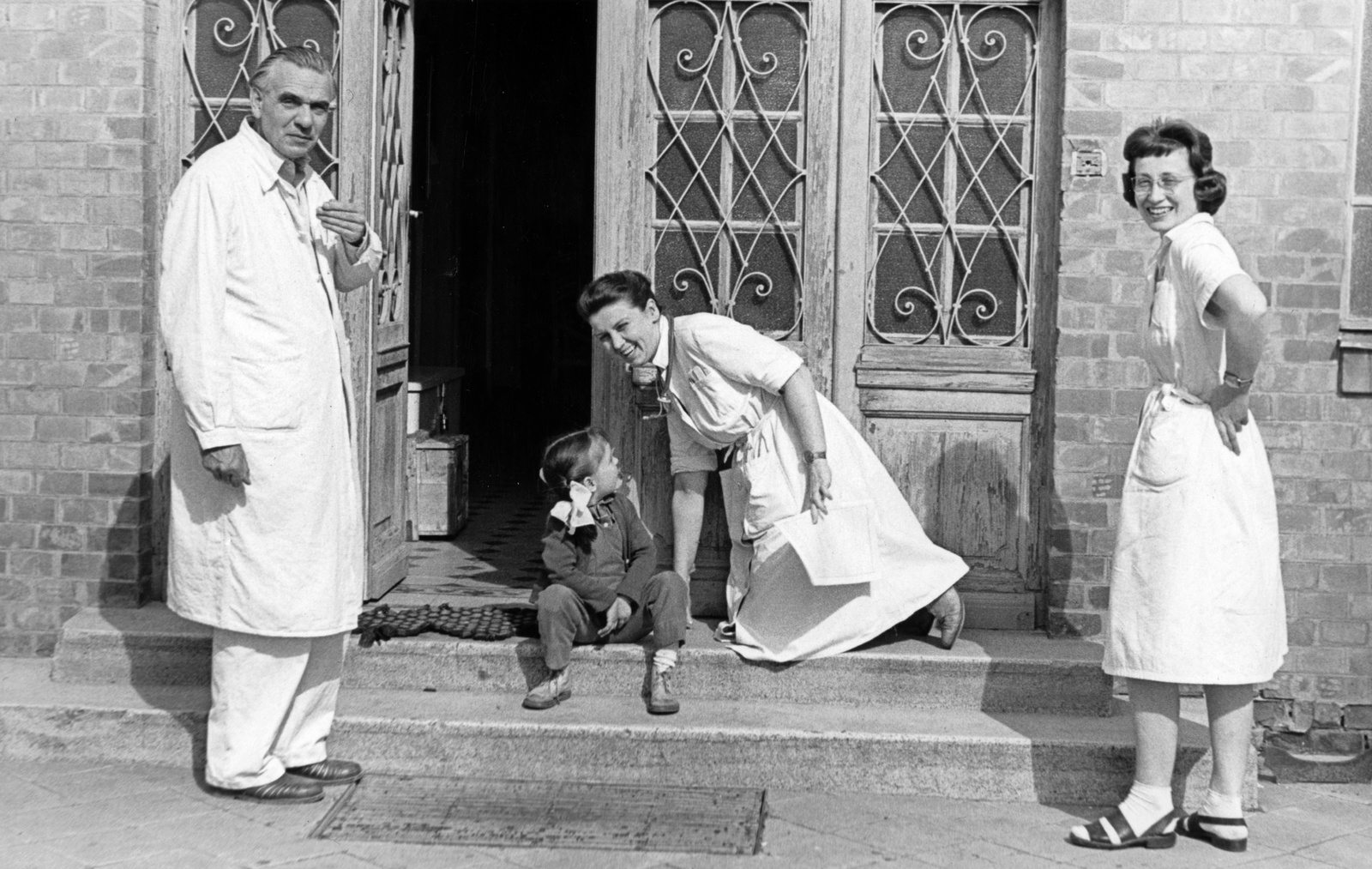 Hungary, Nagykőrös, kórház, balra dr. Botár Géza igazgató, a kórház alapítója., 1960, Botár Angéla, gate, medical institution, doctor, women, stairs, man, kid, overall, sitting on stairs, Fortepan #57919