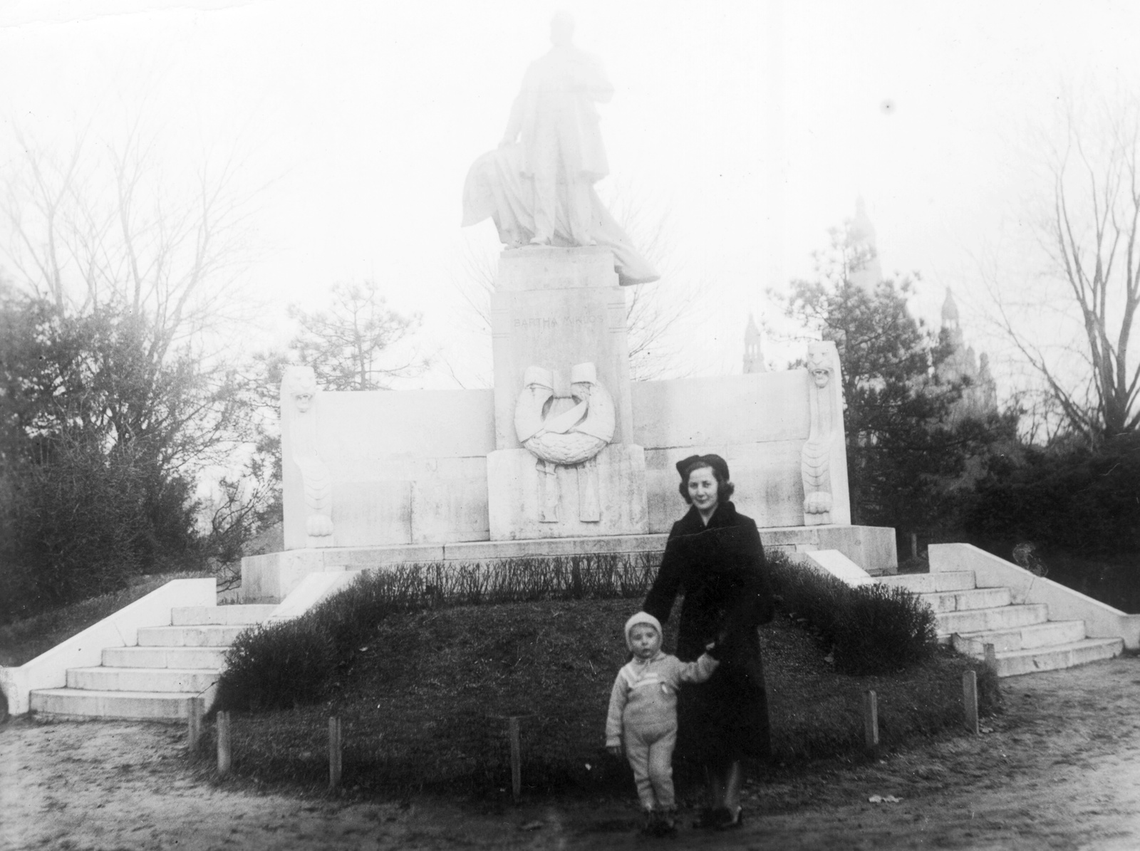 Magyarország, Budapest XIV., Bartha Miklós szobra a Stefánia út - Városligeti körút kereszteződése közelében (a szobor később raktárba került)., 1936, Kerekes Jenő, szobor, Budapest, Bartha Miklós-ábrázolás, Fortepan #57931