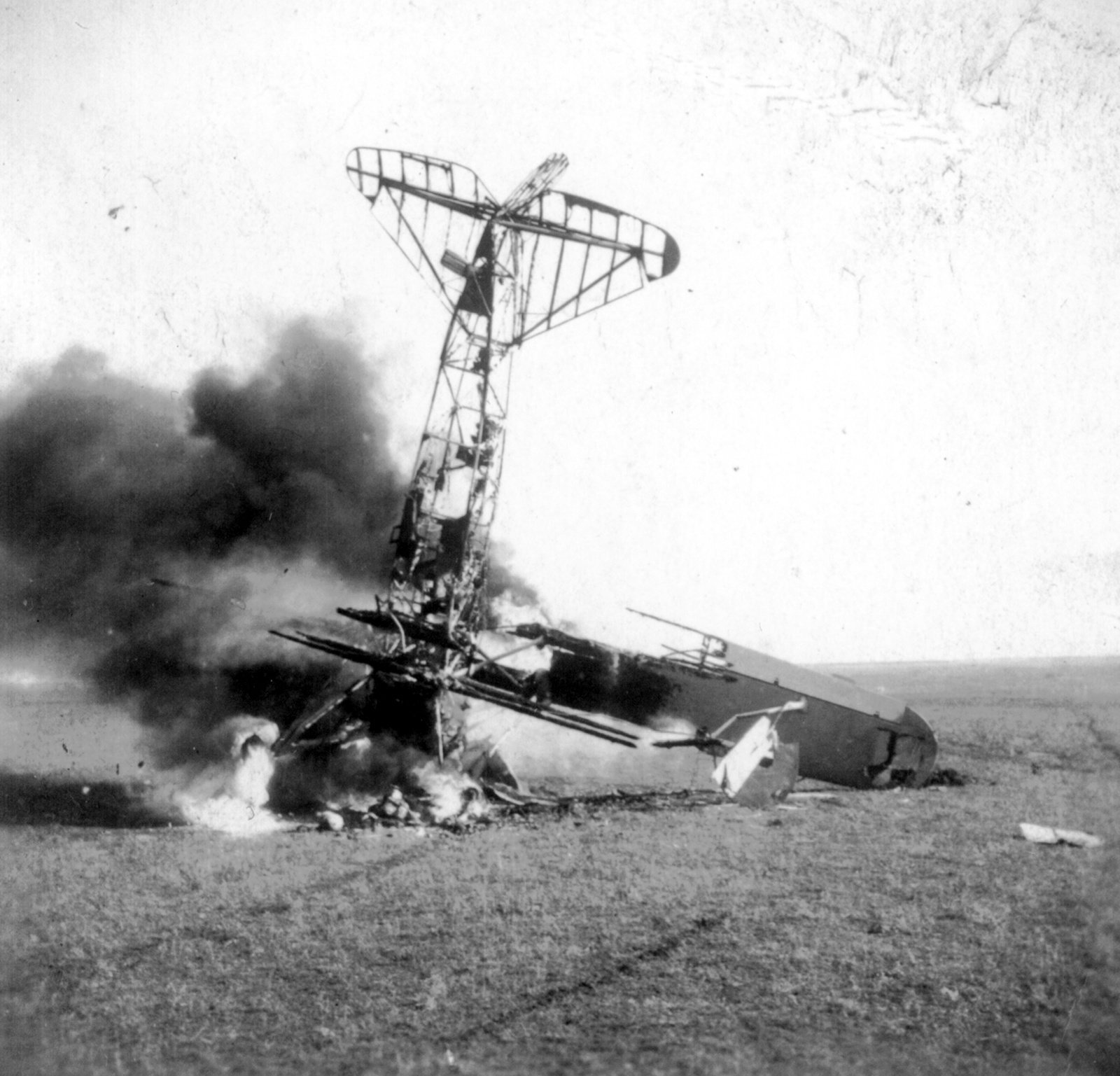 Lezuhant Weiss Manfréd gyártmányú WM-21 Sólyom közelfelderítő repülőgép roncsa., 1941, Kerekes Jenő, Hungarian brand, accident, airplane, military, Royal Hungarian Air Force, wreck, fire, Weiss Manfréd-brand, biplane, Fortepan #57934