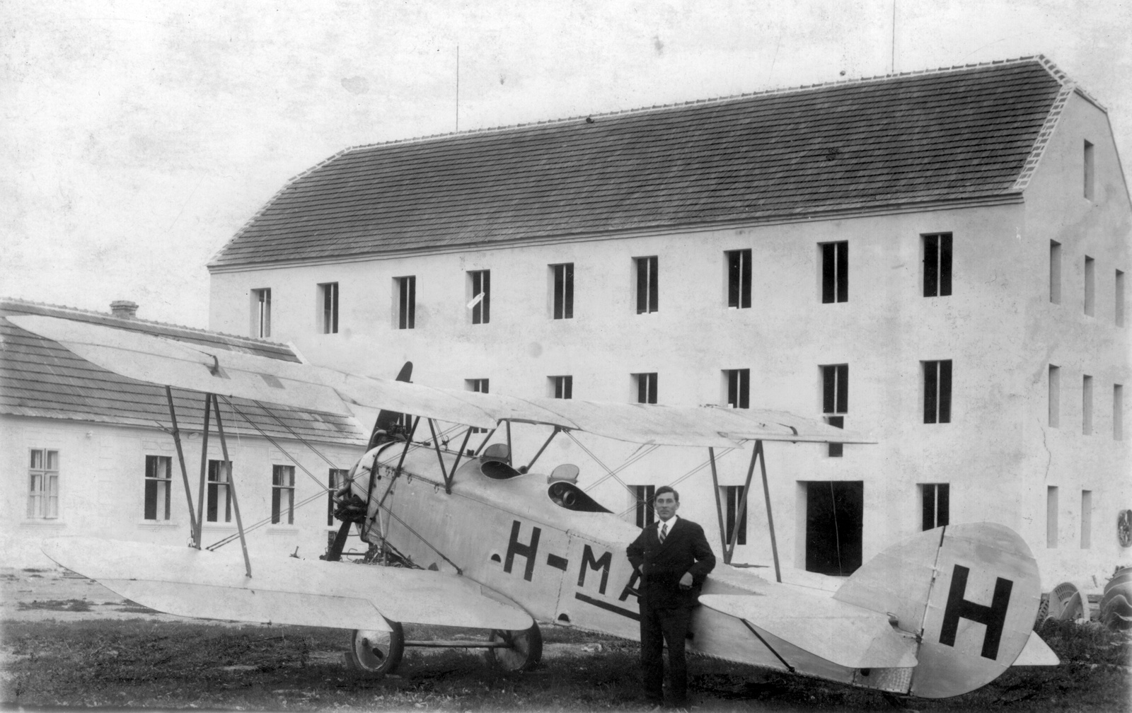 Magyarország, Nagygeresd, Király József H-MAFJ lajstromjelű, Bristol Type 83B P.T.M. repülőgépe a hengermalmának udvarán., 1930, Kerekes Jenő, repülőgép, biplán, Fortepan #57938