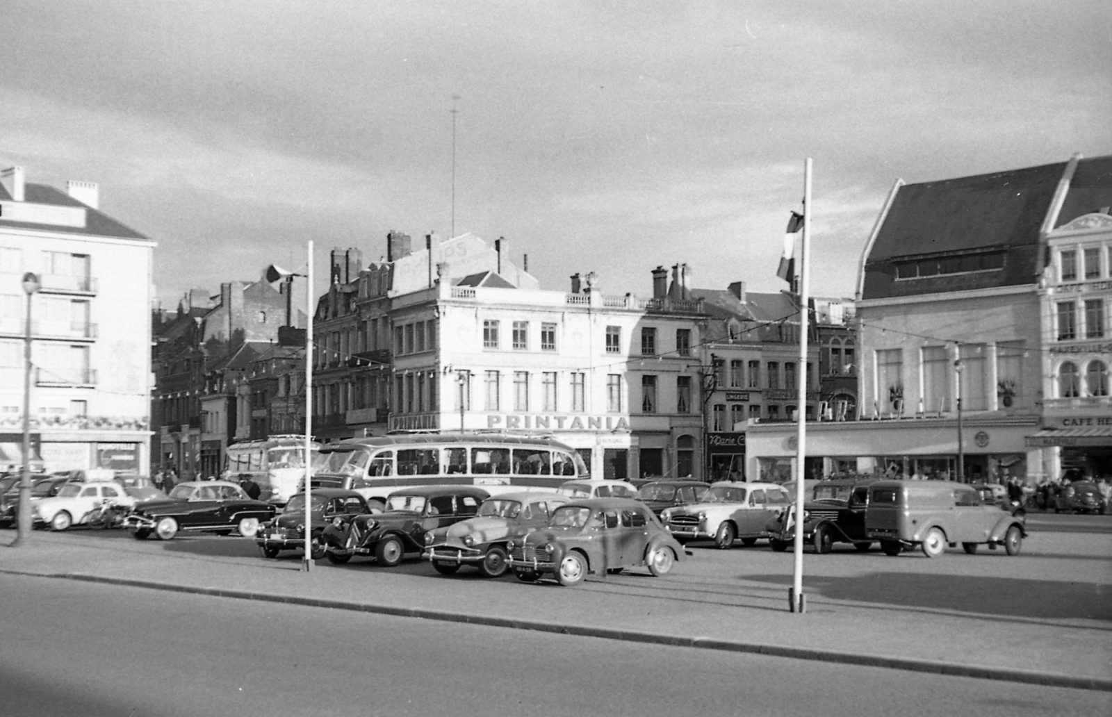 Franciaország, Cambrai, Place Aristide Briand., 1957, Pierre Varga, autóbusz, zászló, Citroen-márka, automobil, Peugeot-márka, Citroen 11CV Traction Avant, Simca Aronde, Peugeot 403, Fortepan #57957