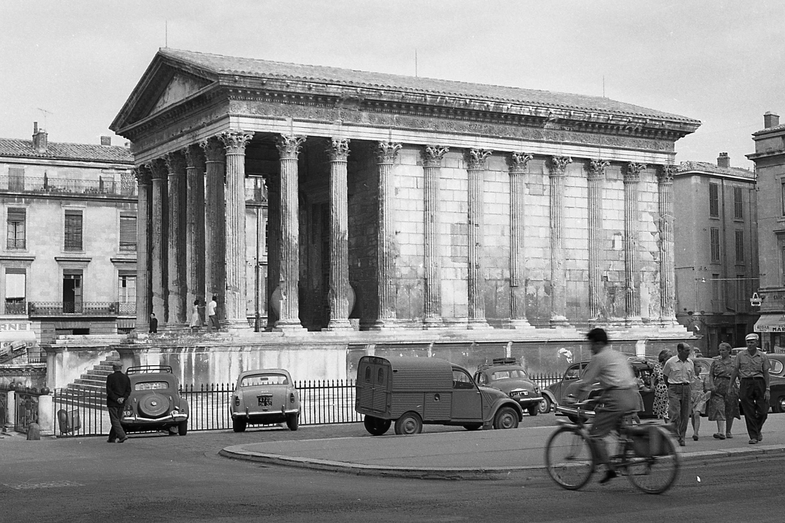 France, Nimes, Maison Carrée (ókori római templom)., 1958, Varga Péter, Citroën-brand, ancient culture, automobile, Roman Empire, Corinthian columns, bicycle, Fortepan #57962