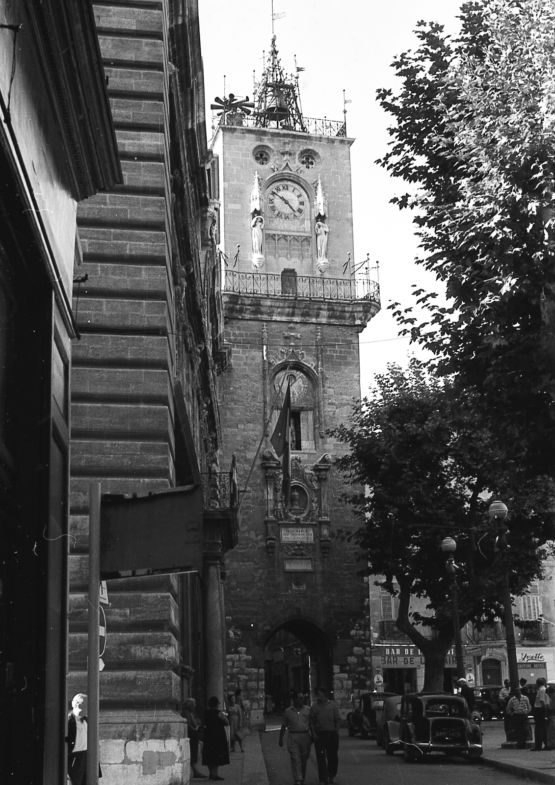 France, Aix-en-Provence, Place de l'Hotel de Ville, balra a Városháza., 1958, Varga Péter, church clock, architectural ornament, Fortepan #57964