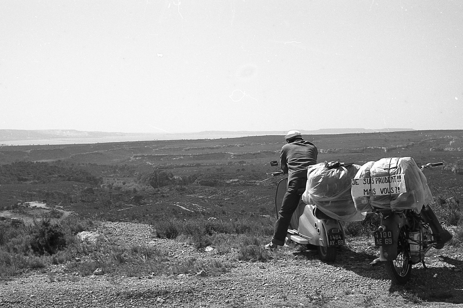 Franciaország, Vitrolles, kilátás a D9 út mellől az Étang de Berre irányába., 1958, Pierre Varga, szabadidő, motorkerékpár, látkép, utazás, robogó, rendszám, Fortepan #57966