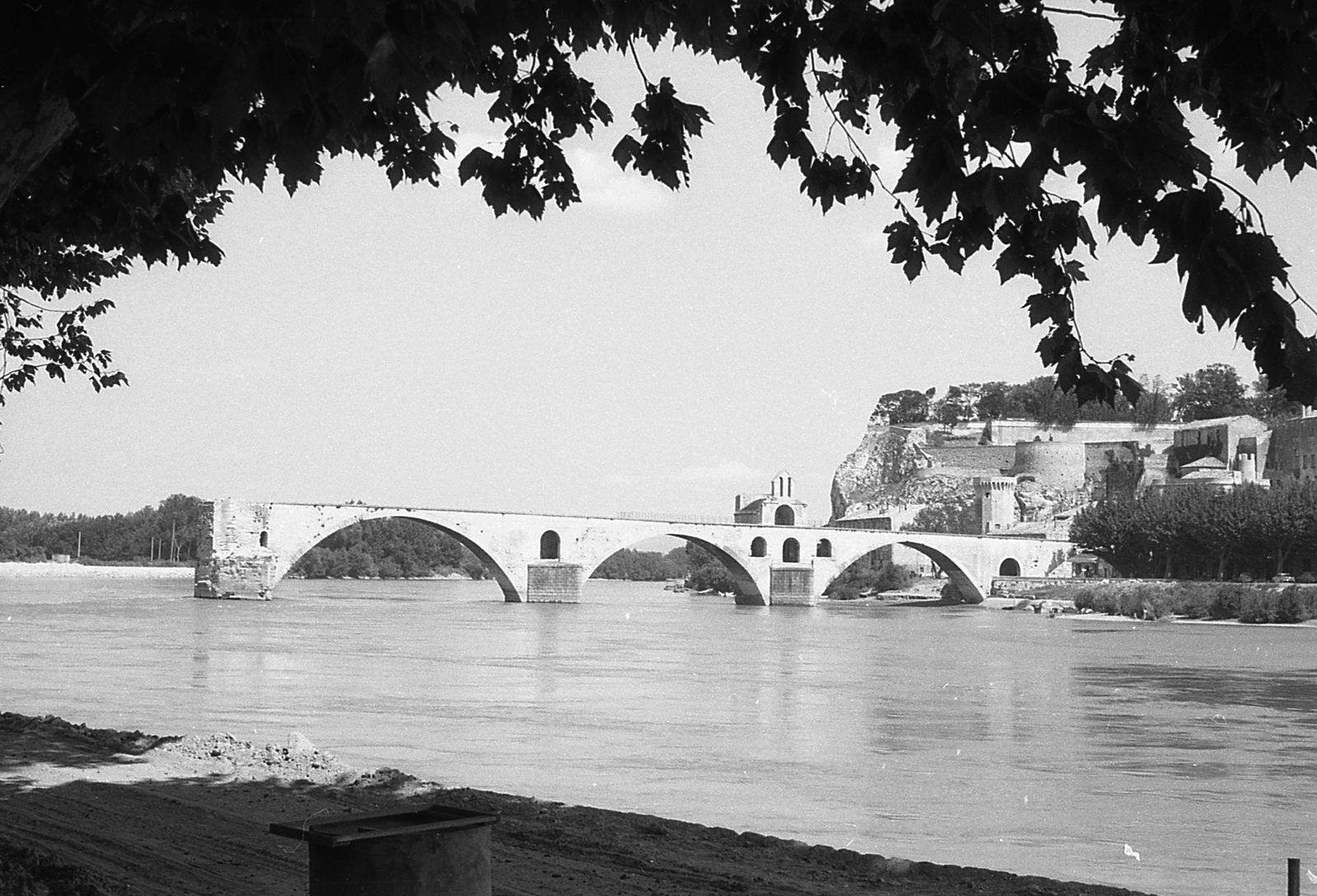 France, Avignon, Rhône folyó, az Avignoni híd (Pont Saint-Bénezet vagy Pont d'Avignon), 1958, Varga Péter, river, stone bridge, Fortepan #57969