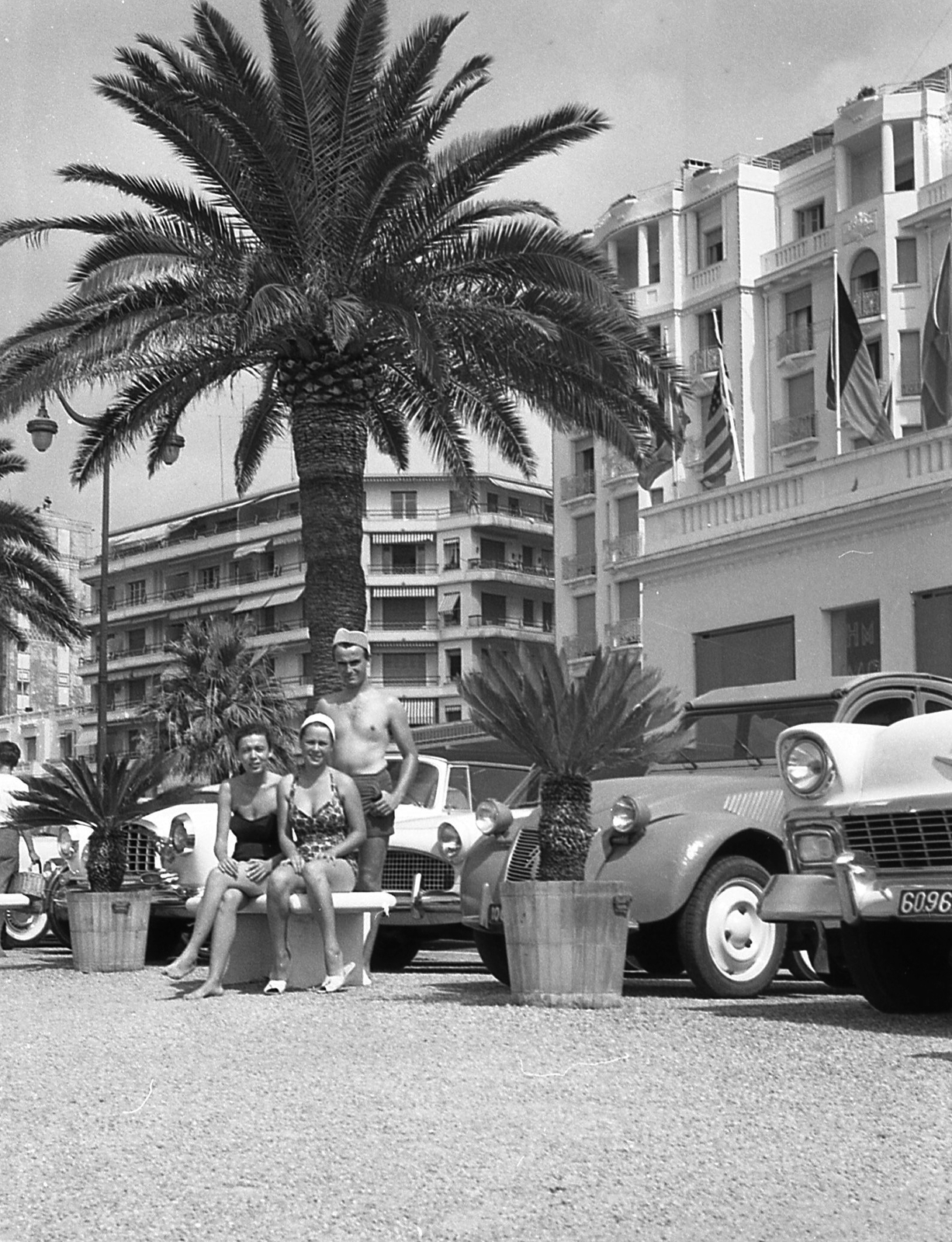 France, Cannes, Boulevard de la Croisette, jobbra a Hotel Martinez., 1958, Varga Péter, flag, palm tree, Chevrolet-brand, Citroën-brand, automobile, Fortepan #57970