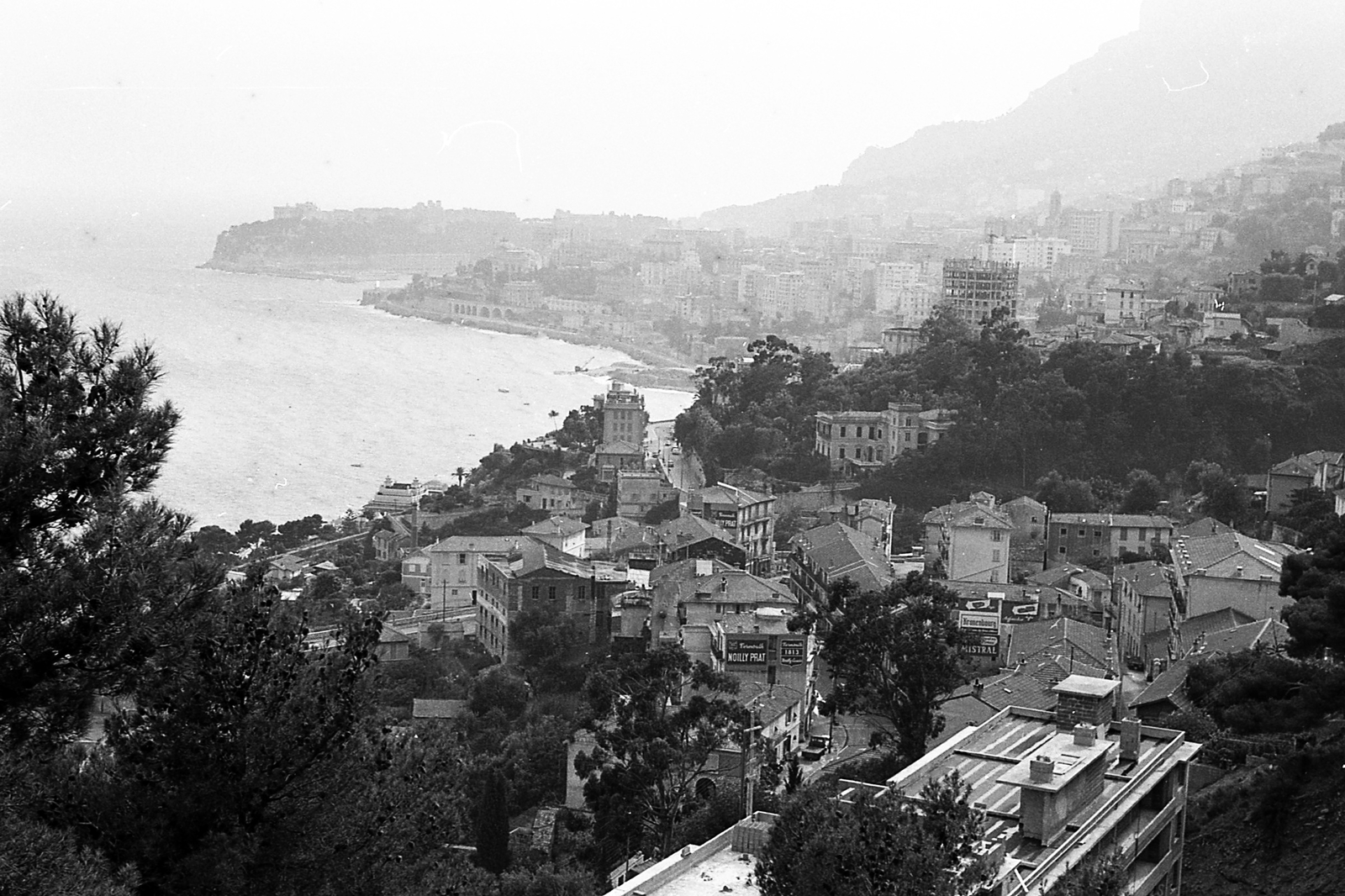 Franciaország, Roquebrune-Cap-Martin, Monaco látképe a Avenue du Président Kennedy felől., 1958, Varga Péter, háztető, tengerpart, madártávlat, Fortepan #57972