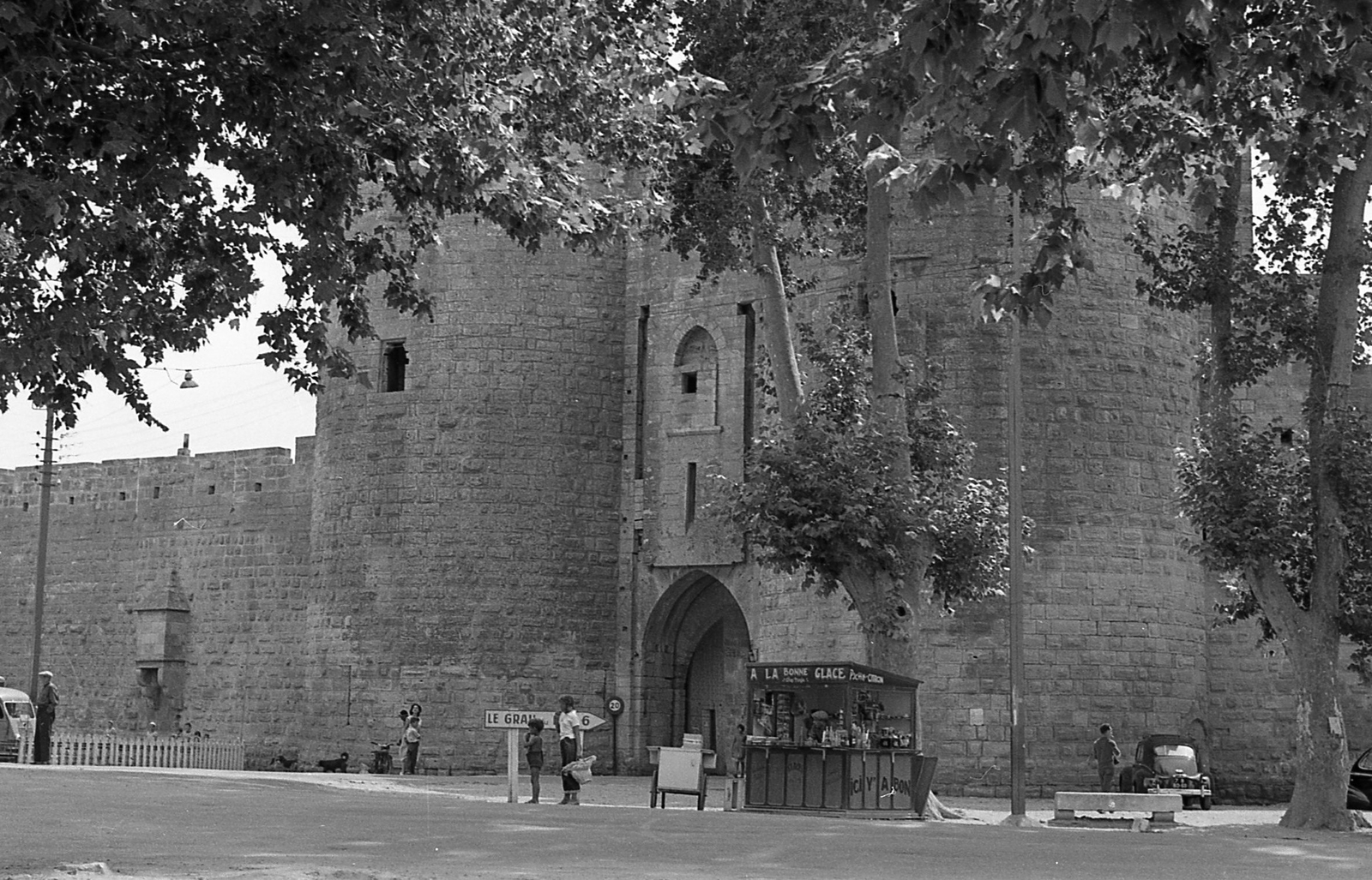 France, Aigues-Mortes, városfal, kapubástya., 1958, Varga Péter, gate tower, french sign, buffet, Fortepan #57983