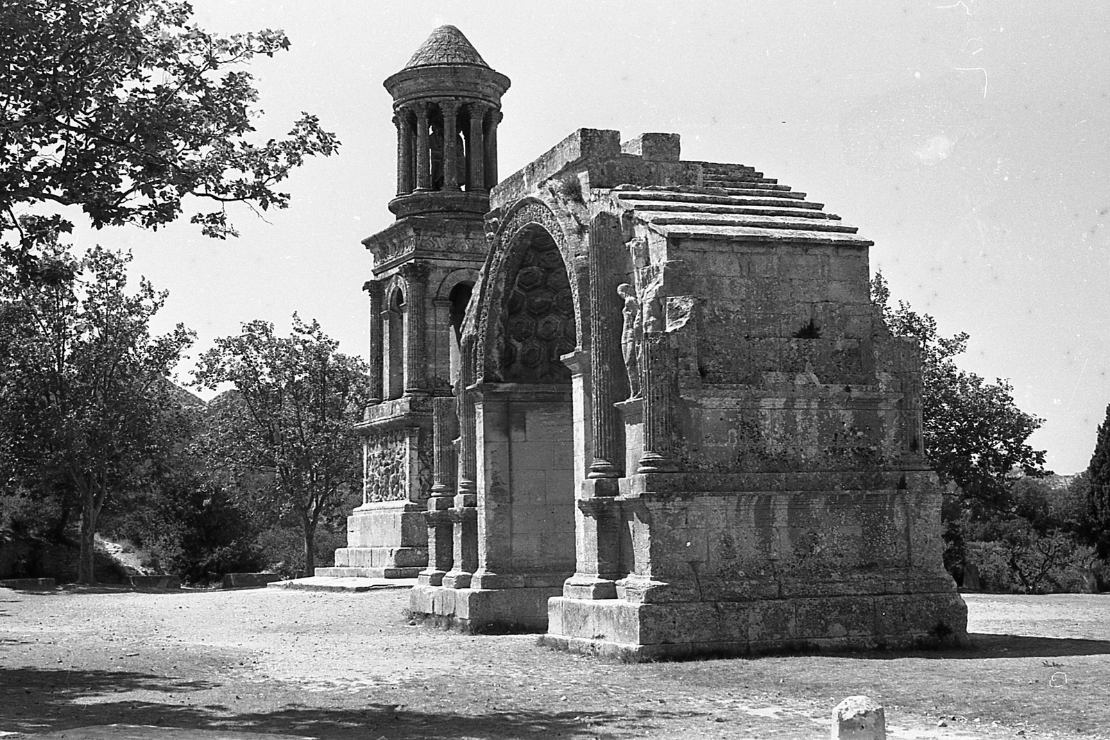 Franciaország, Saint-Rémy-de-Provence, a római kori Glanum város maradványai, mauzóleum és diadalív., 1958, Pierre Varga, műemlék, római birodalom, Fortepan #57988